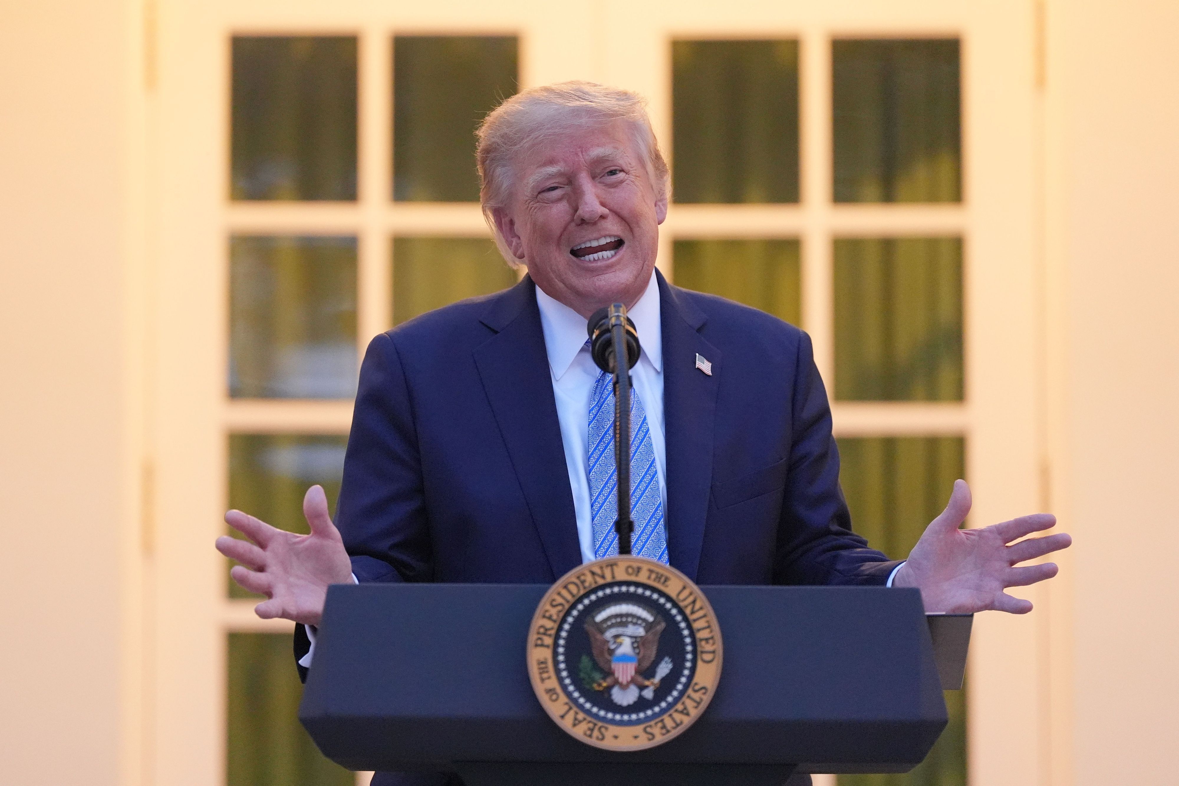 US-Präsident Donald Trump spricht bei einem Abendessen im Rosengarten des Weißen Hauses. Er steht bei seiner eigenen Partei, den Republikanern, in der Kritik.