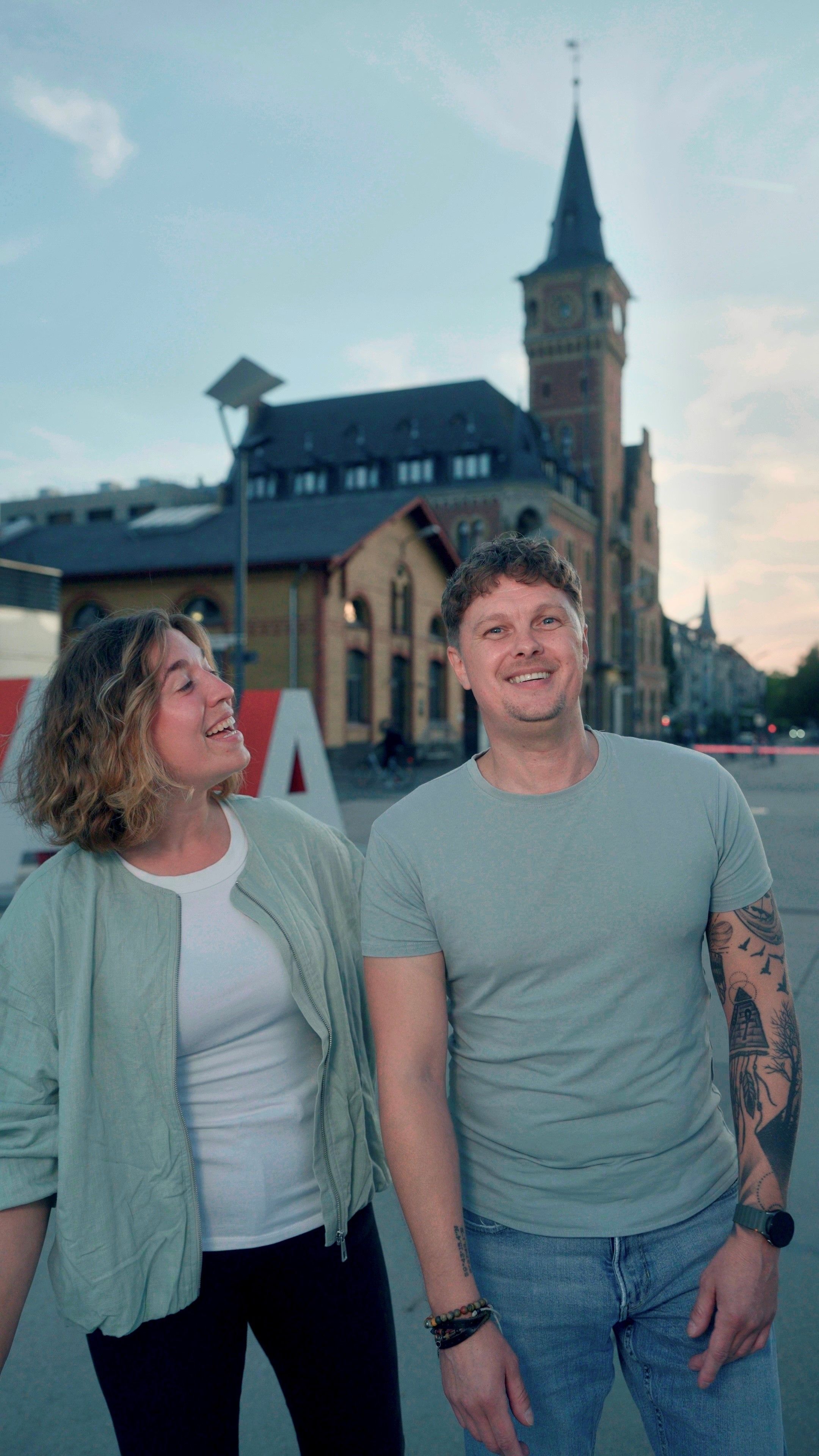 Auf dem Bild sind eine junge Frau und ein junger Mann zu sehen, die gemeinsam ein Lied herausbringen.