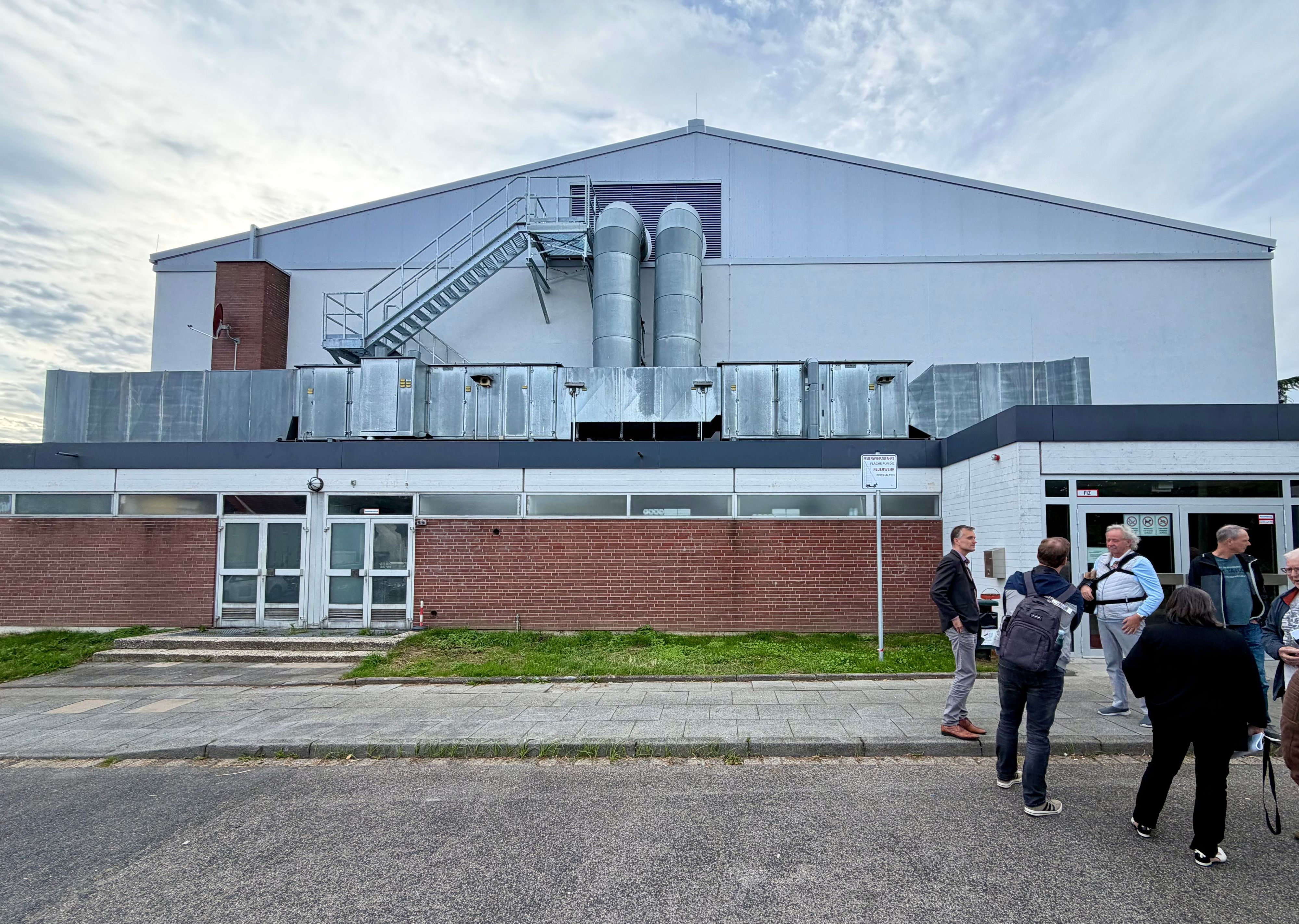 Die Max-Siebold-Halle mit dem neuen Satteldach von außen