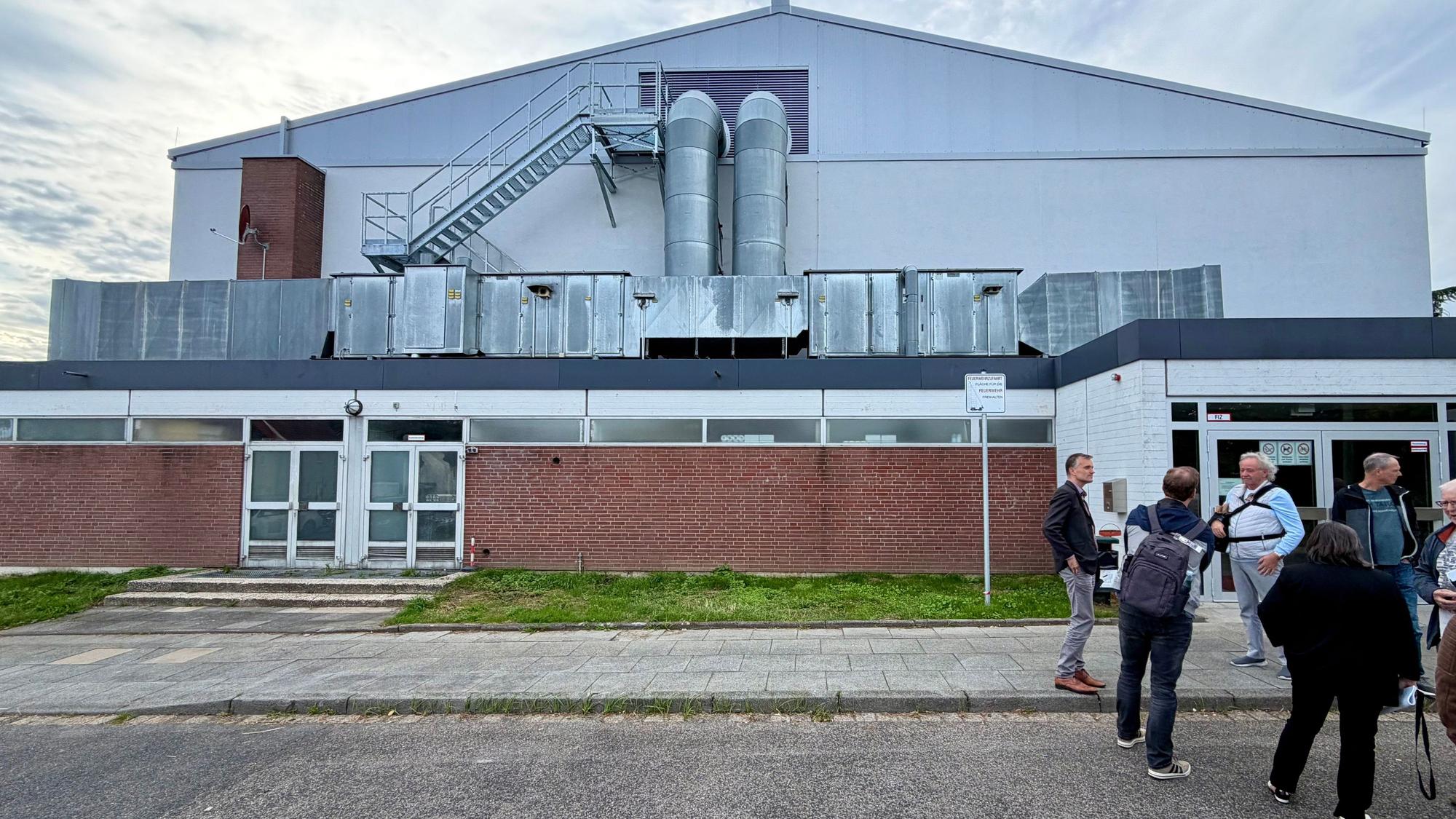 Die Max-Siebold-Halle mit dem neuen Satteldach von außen