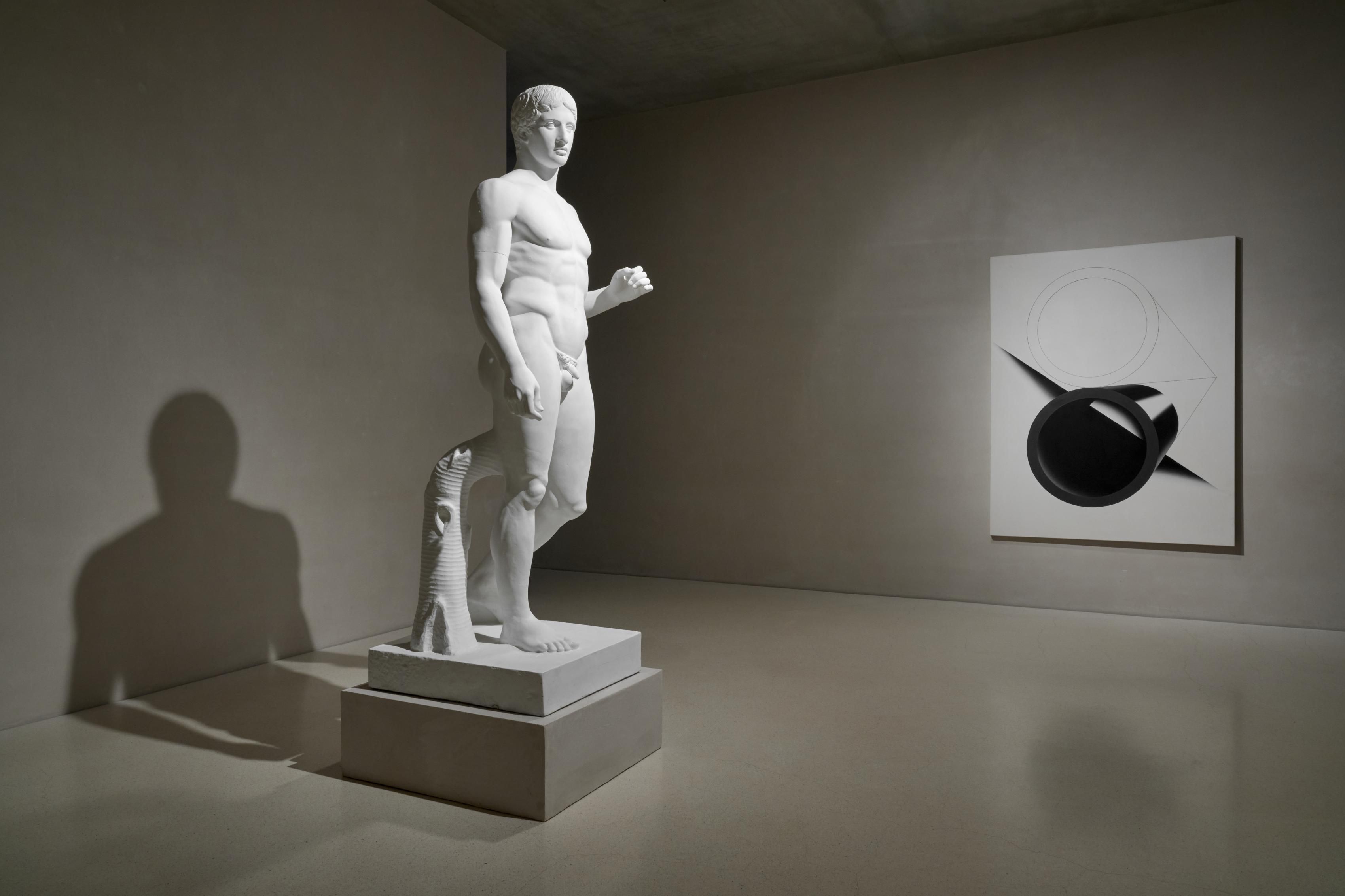 Eine Gipsfigur steht im Museum.