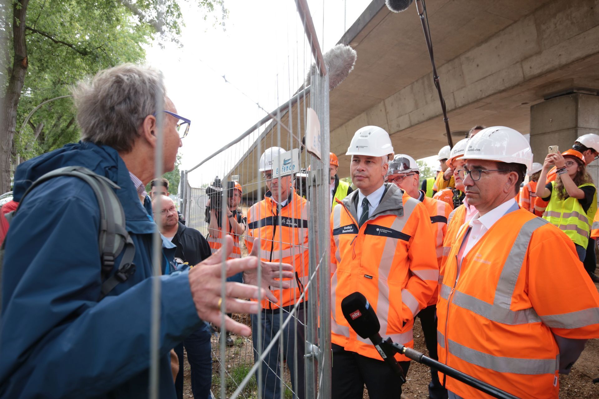 Anwohnerinnen und Anwohner kamen mit Transparenten und Fragen zur Baustelle. Der Minister unterhielt sich spontan mit einigen Anwohnern.