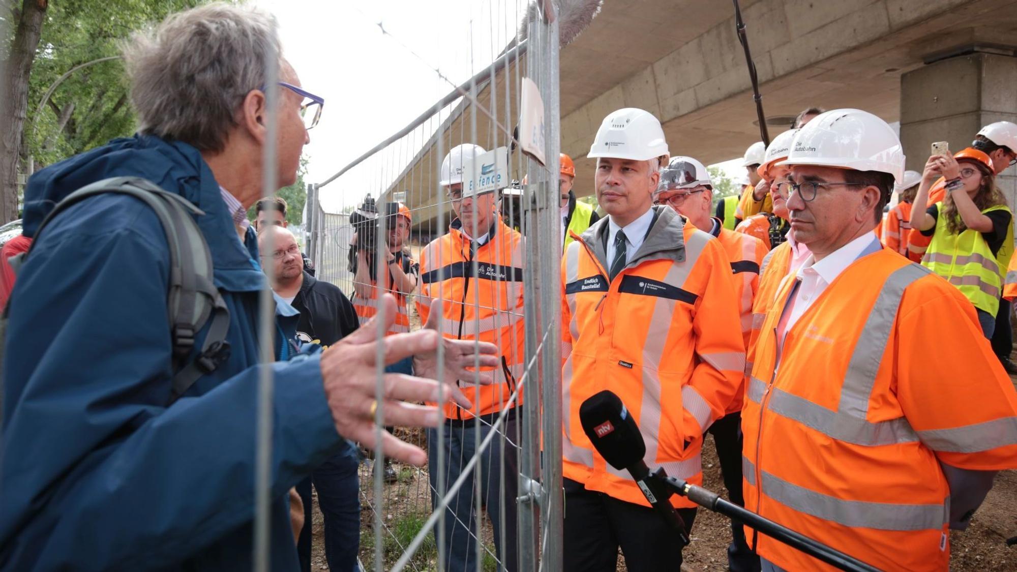 Anwohnerinnen und Anwohner kamen mit Transparenten und Fragen zur Baustelle. Der Minister unterhielt sich spontan mit einigen Anwohnern.