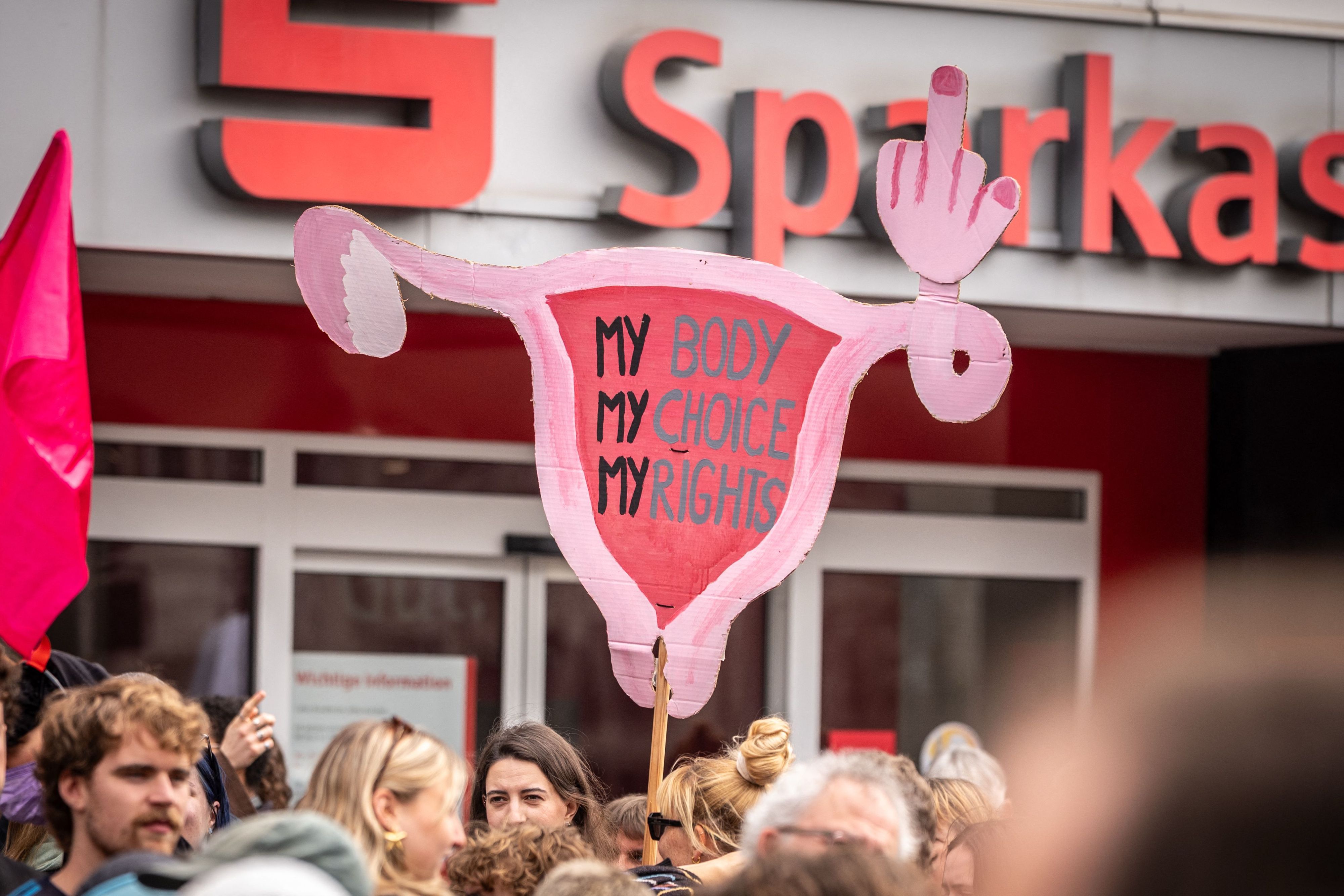 Bei der Gegendemonstration am Kölner Neumarkt werden eindeutige Plakate gezeigt.