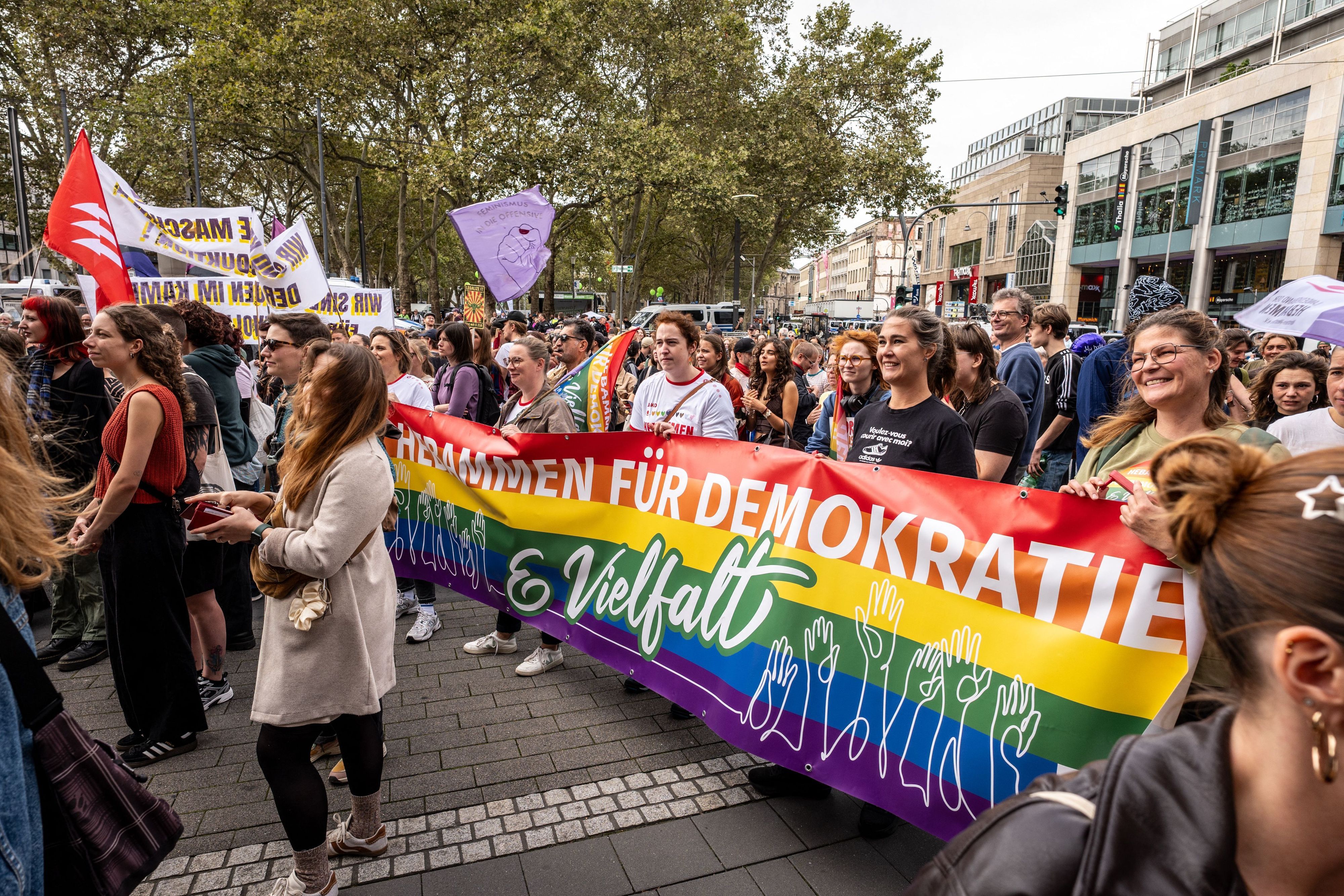 Teilnehmer der Gegendemonstration versammeln sich am Rand des Neumarkts in Köln. Sie demonstrieren gegen die Veranstaltung „Marsch für das Leben“, die zeitgleich auf dem Neumarkt stattfindet.