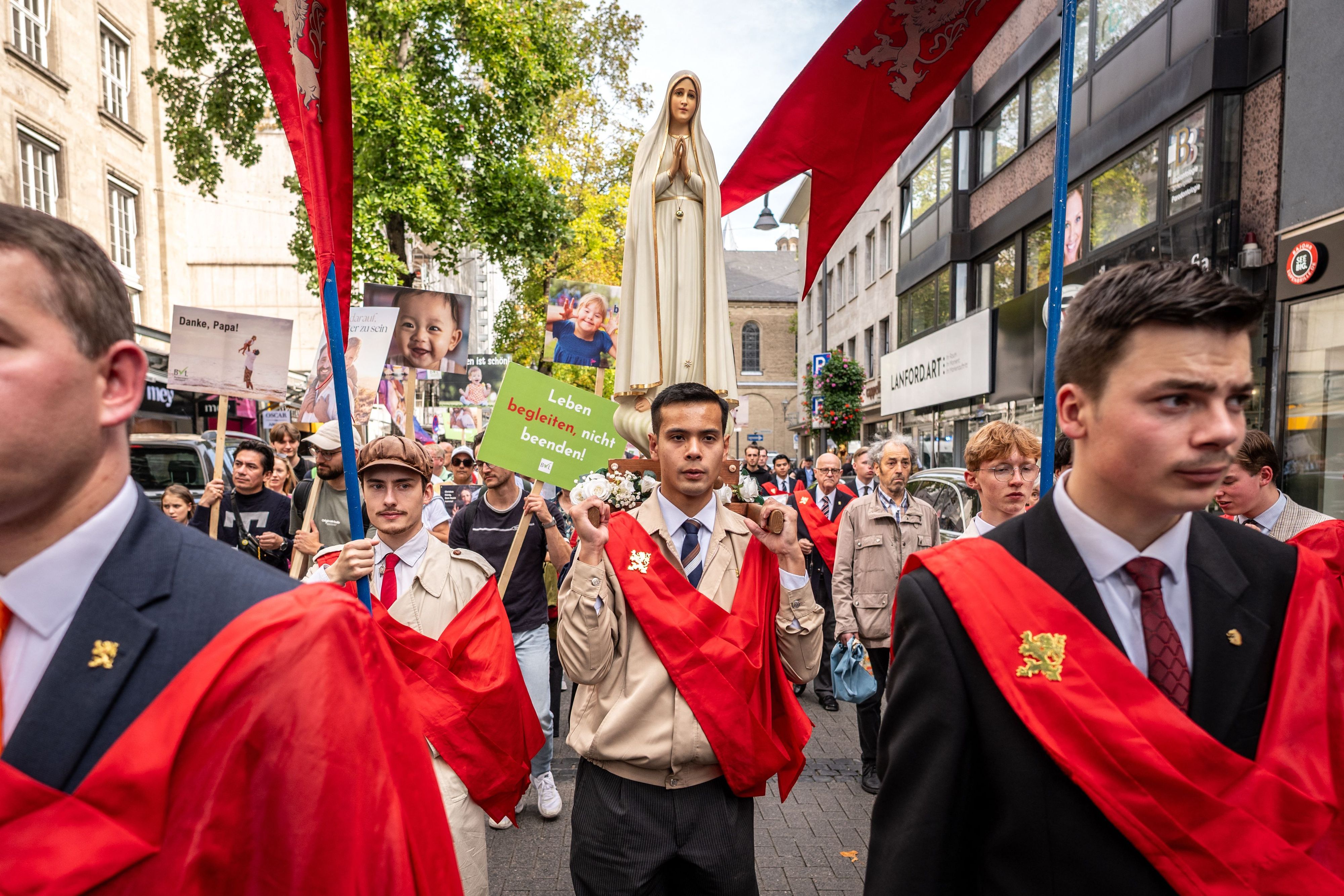 Demonstranten tragen eine Madonna auf ihren Schultern, während der Demonstration „Marsch für das Leben“ in Köln.