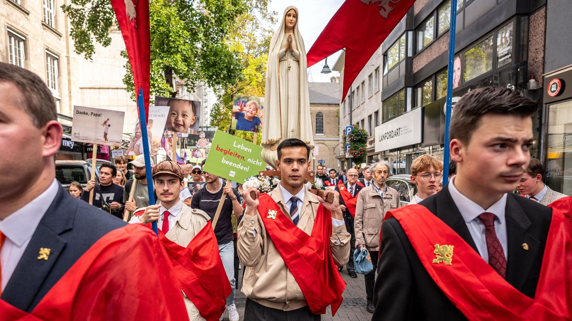 Demonstranten tragen eine Madonna auf ihren Schultern, während der Demonstration „Marsch für das Leben“ in Köln.