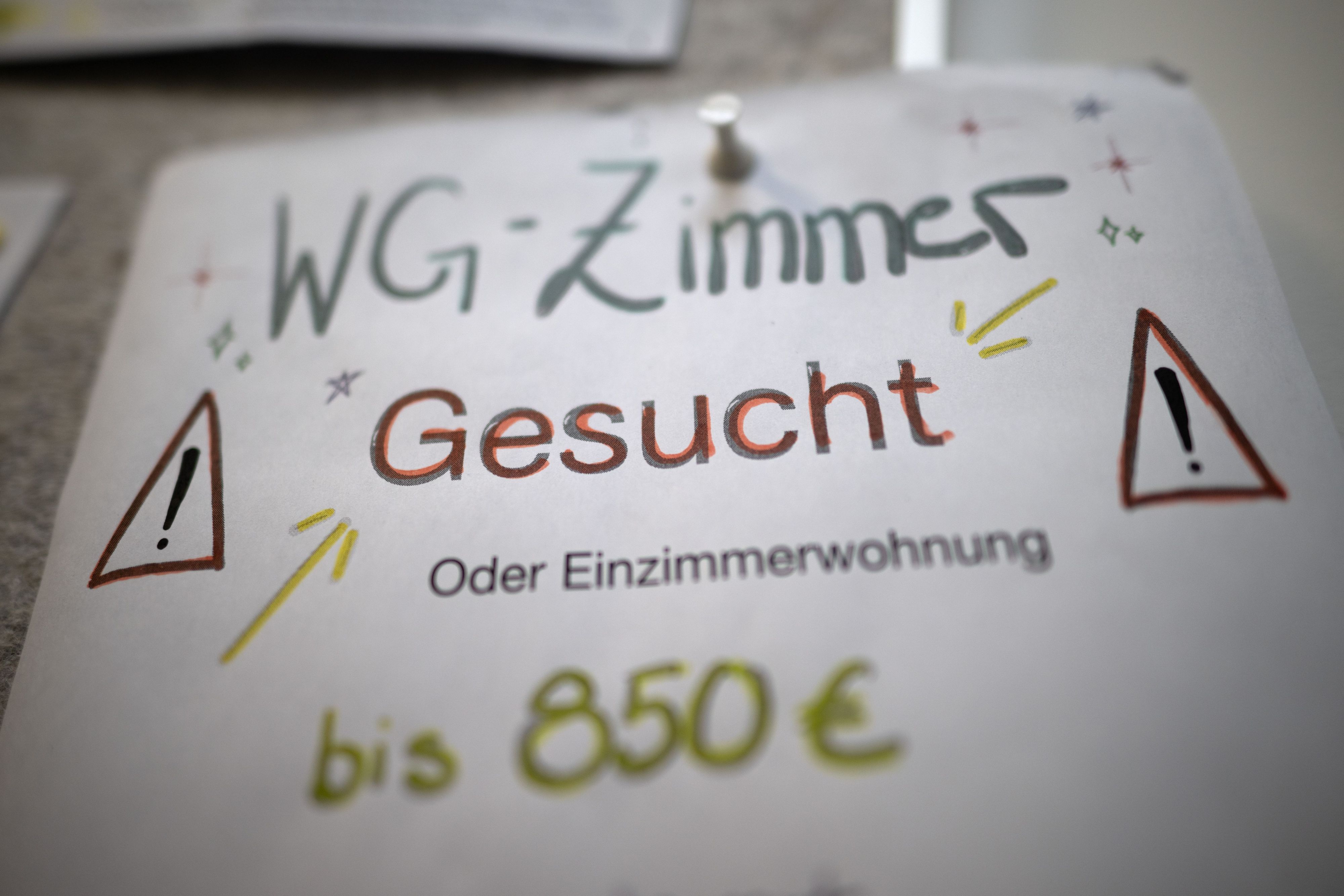 Ein Aushang für die Suche eines WG-Zimmers. (Archivbild)