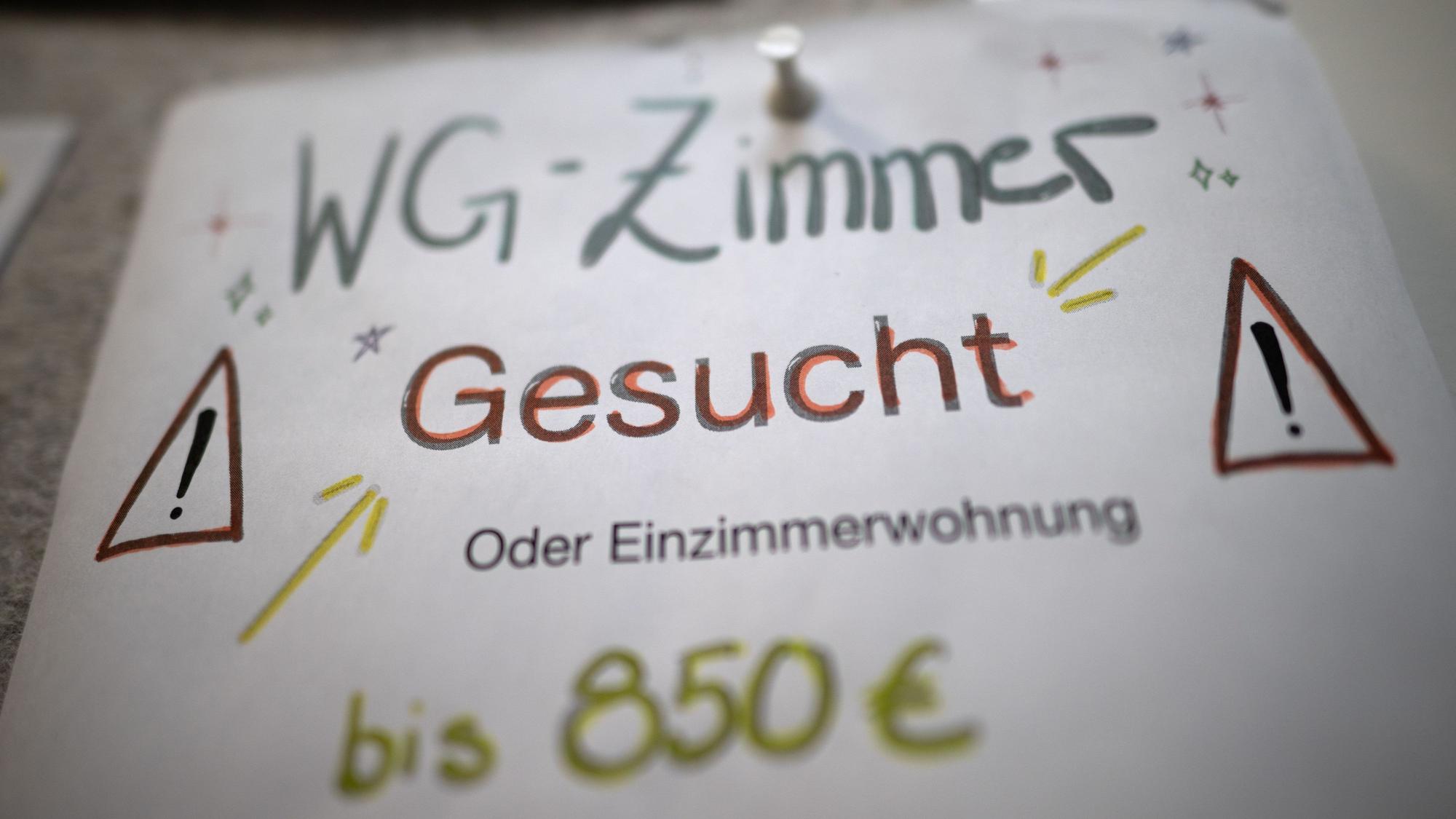 Ein Aushang für die Suche eines WG-Zimmers. (Archivbild)