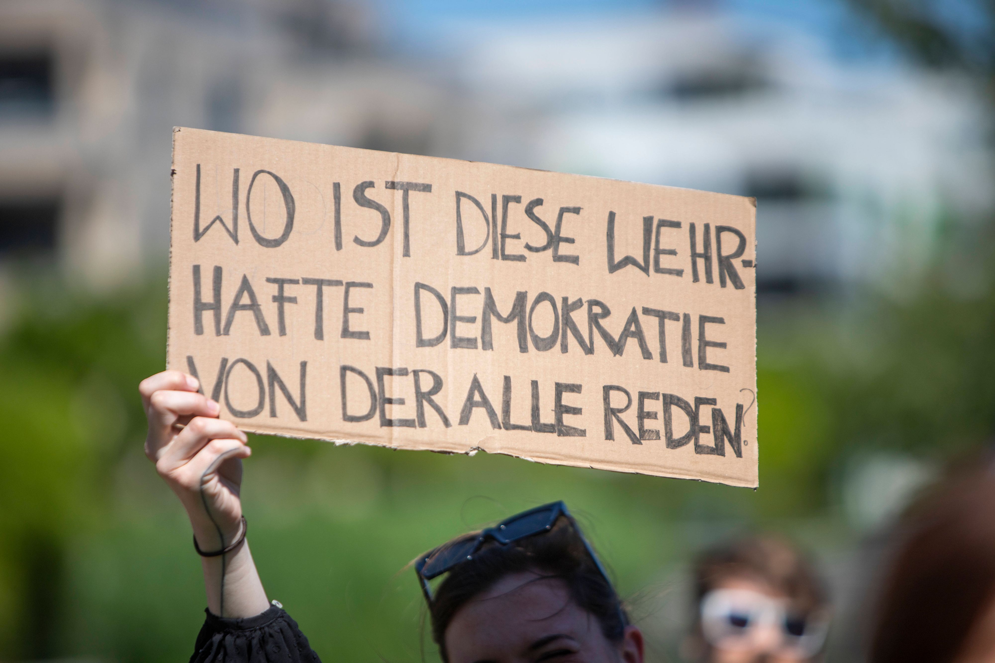 Bei einer Demonstration für ein Verbot der AfD und gegen Rassismus in Essen hielt eine Frau ein Schild hoch.