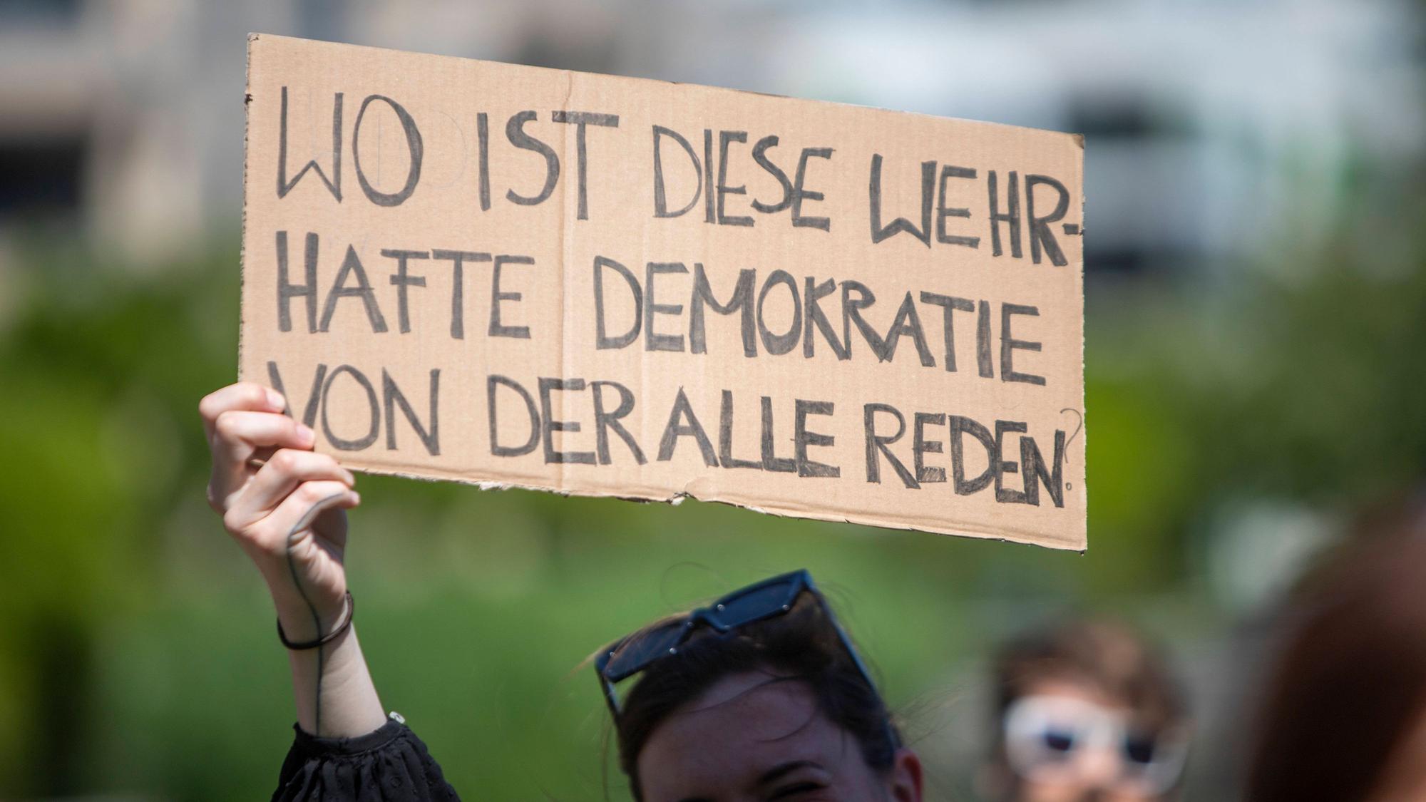 Bei einer Demonstration für ein Verbot der AfD und gegen Rassismus in Essen hielt eine Frau ein Schild hoch.