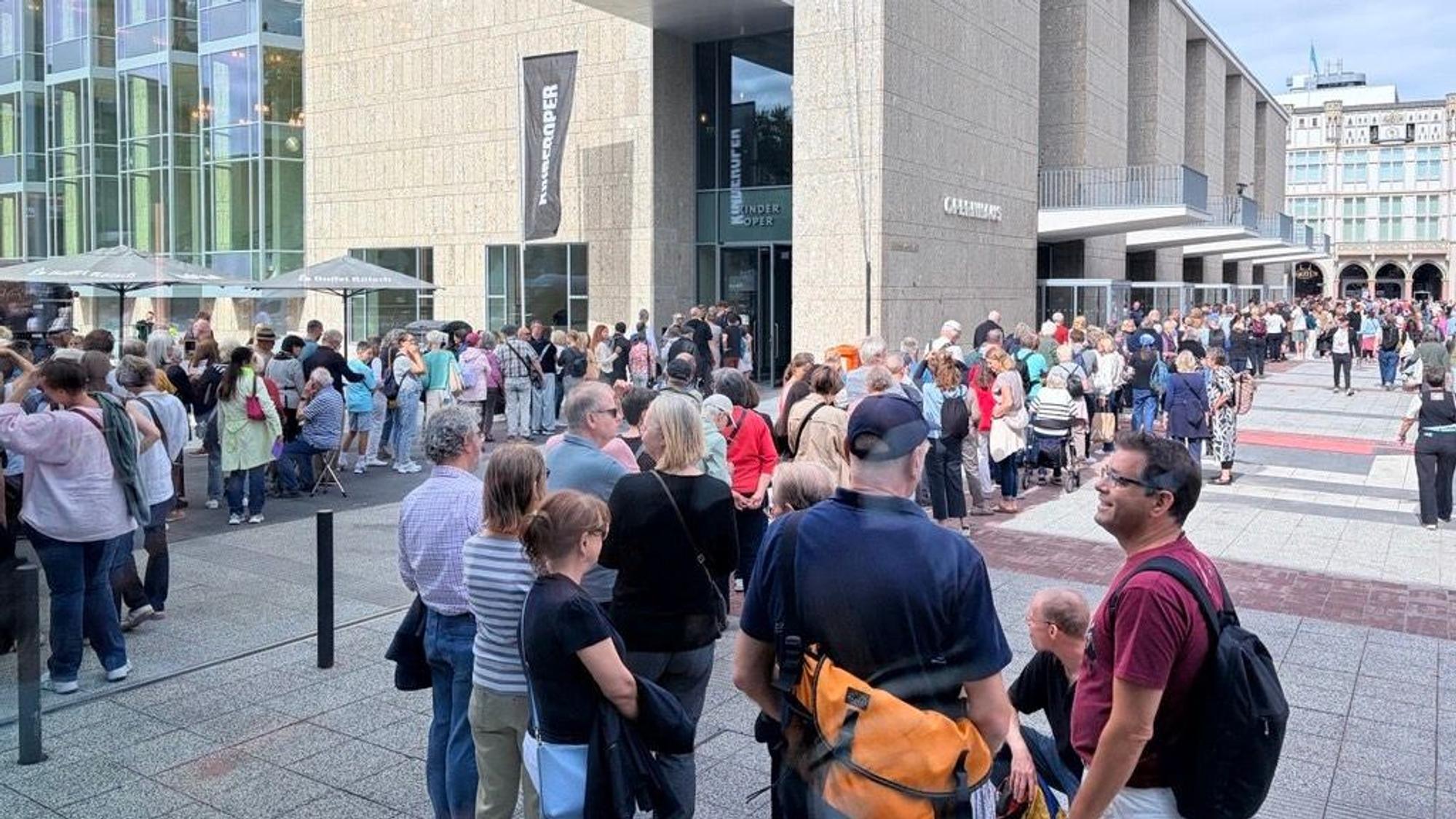 Auch vor der Kinderoper bilden sich am Samstag lange Schlangen.