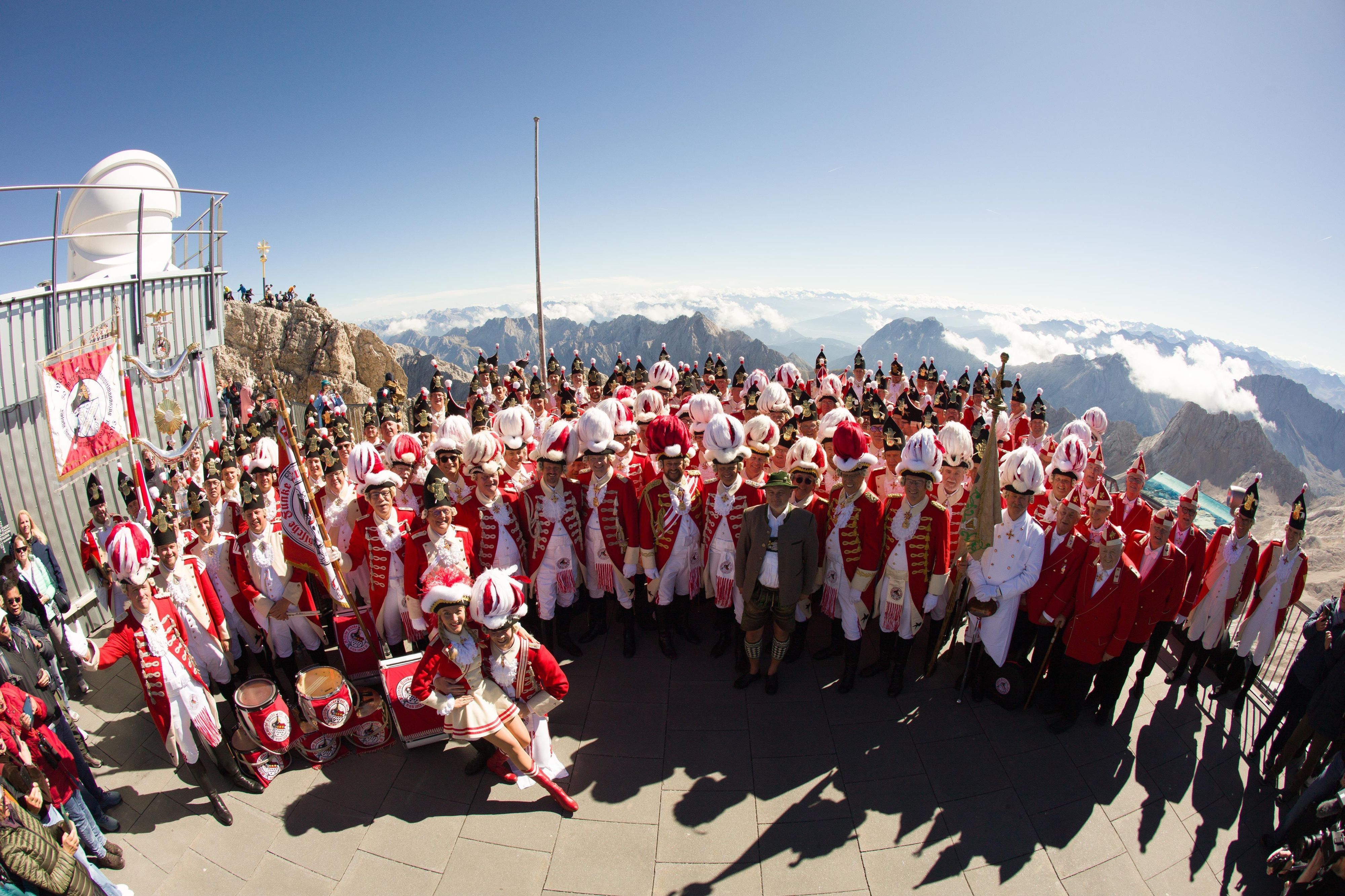 Die Roten Funken posieren am Samstag, 19. September, auf der Zugspitze.