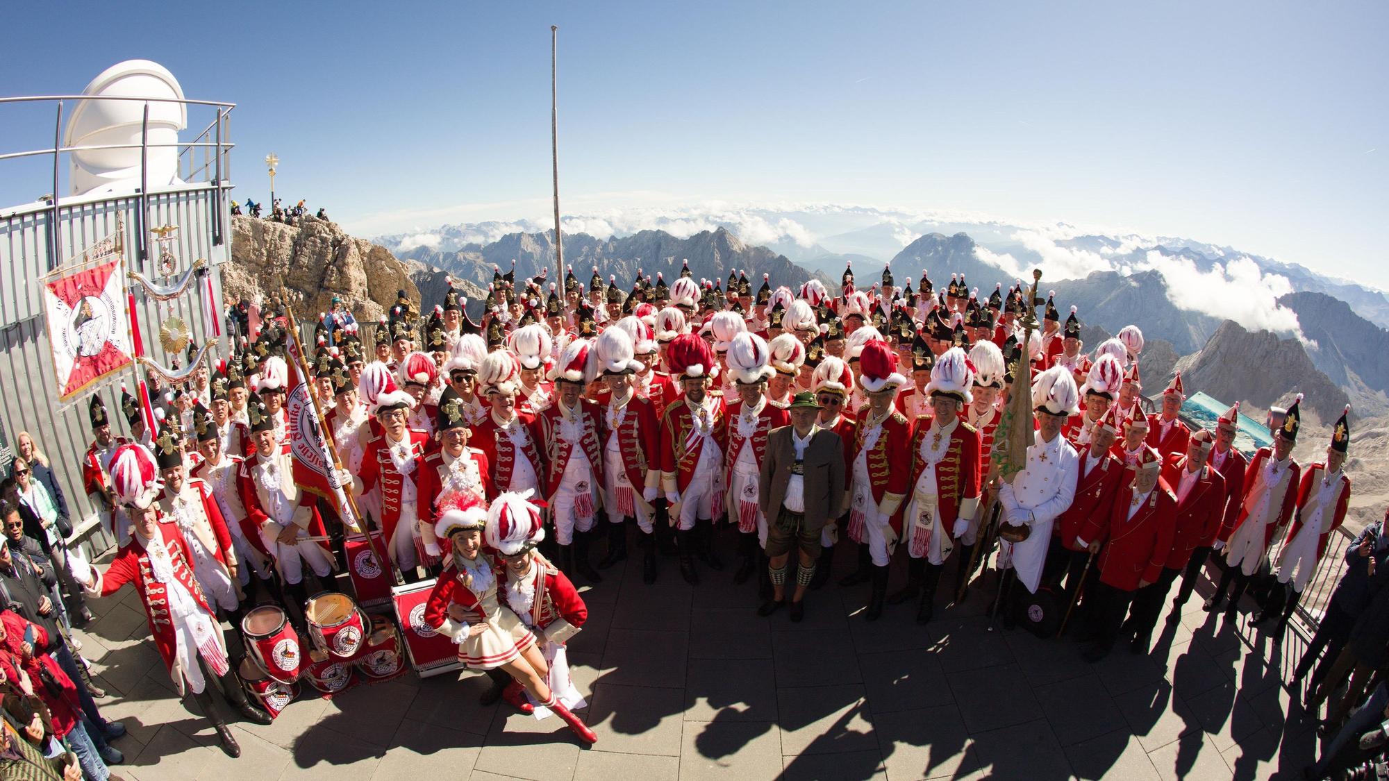 Die Roten Funken posieren am Samstag, 19. September, auf der Zugspitze.
