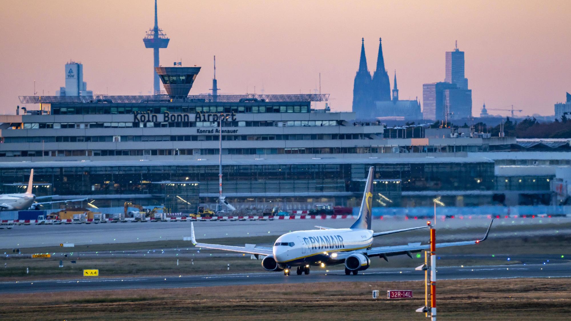 Eine Ryanair-Maschine landet am Flughafen Köln/Bonn. Nach einem Drohnenvorfall in Luxemburg wurden einige Flüge ins Rheinland umgeleitet. (Archivbild)