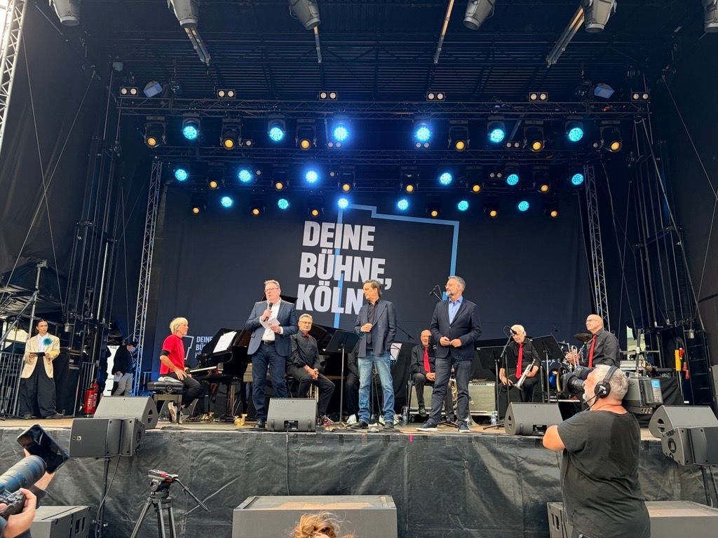 OB Torsten Burmester, Schauspielintendant Kay Voges (M.) und Opern-Intendant Hein Mulders (r.) auf der Bühne am Offenbachplatz.