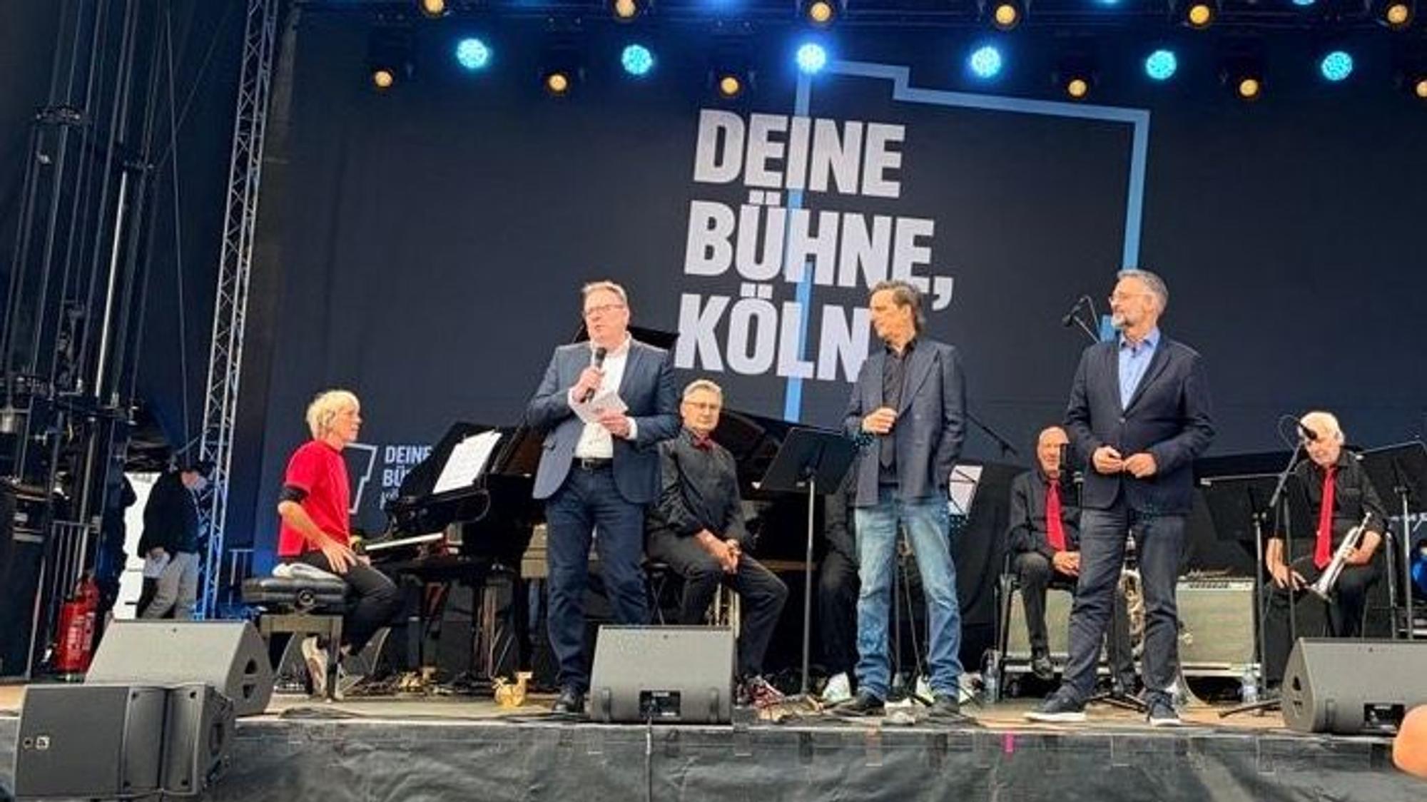 OB Torsten Burmester, Schauspielintendant Kay Voges (M.) und Opern-Intendant Hein Mulders (r.) auf der Bühne am Offenbachplatz.