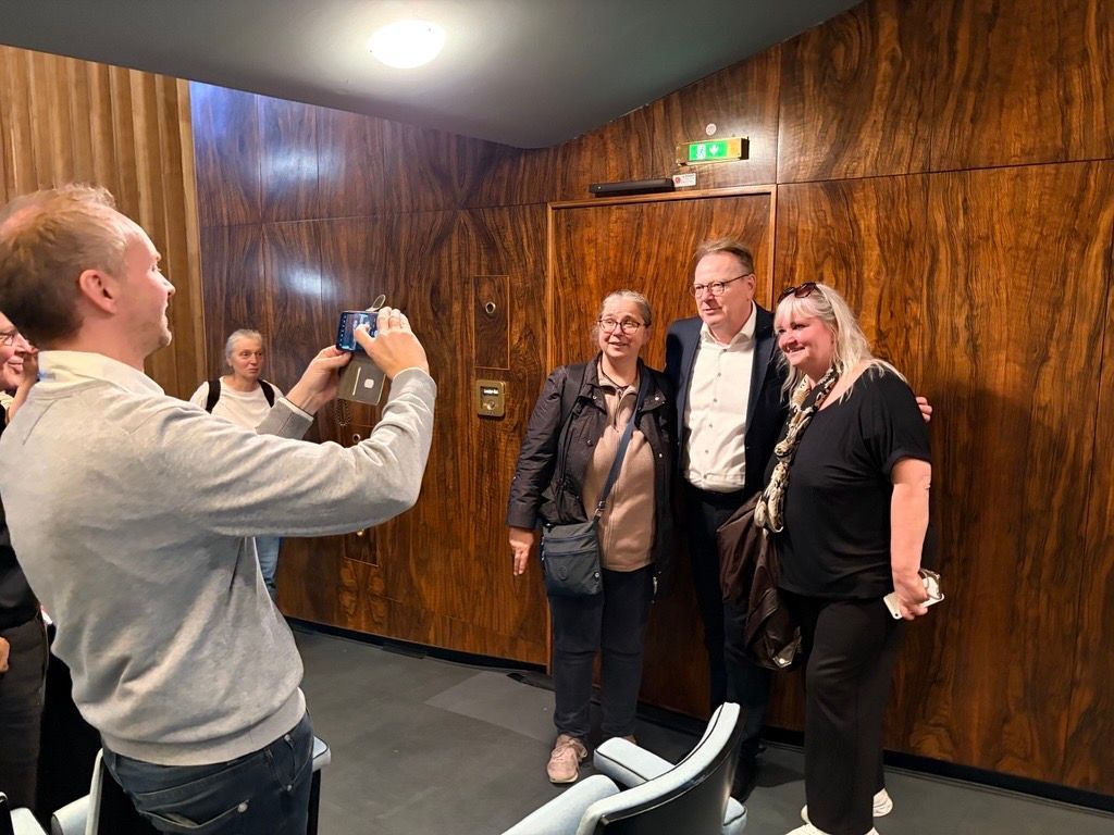 Begehrtes Motiv: Bürgerinnen und Bürger nutzten die Führung in der Oper für Fotos mit OB Torsten Burmester.