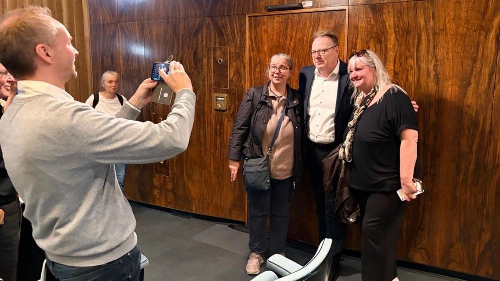 Begehrtes Motiv: Bürgerinnen und Bürger nutzten die Führung in der Oper für Fotos mit OB Torsten Burmester.