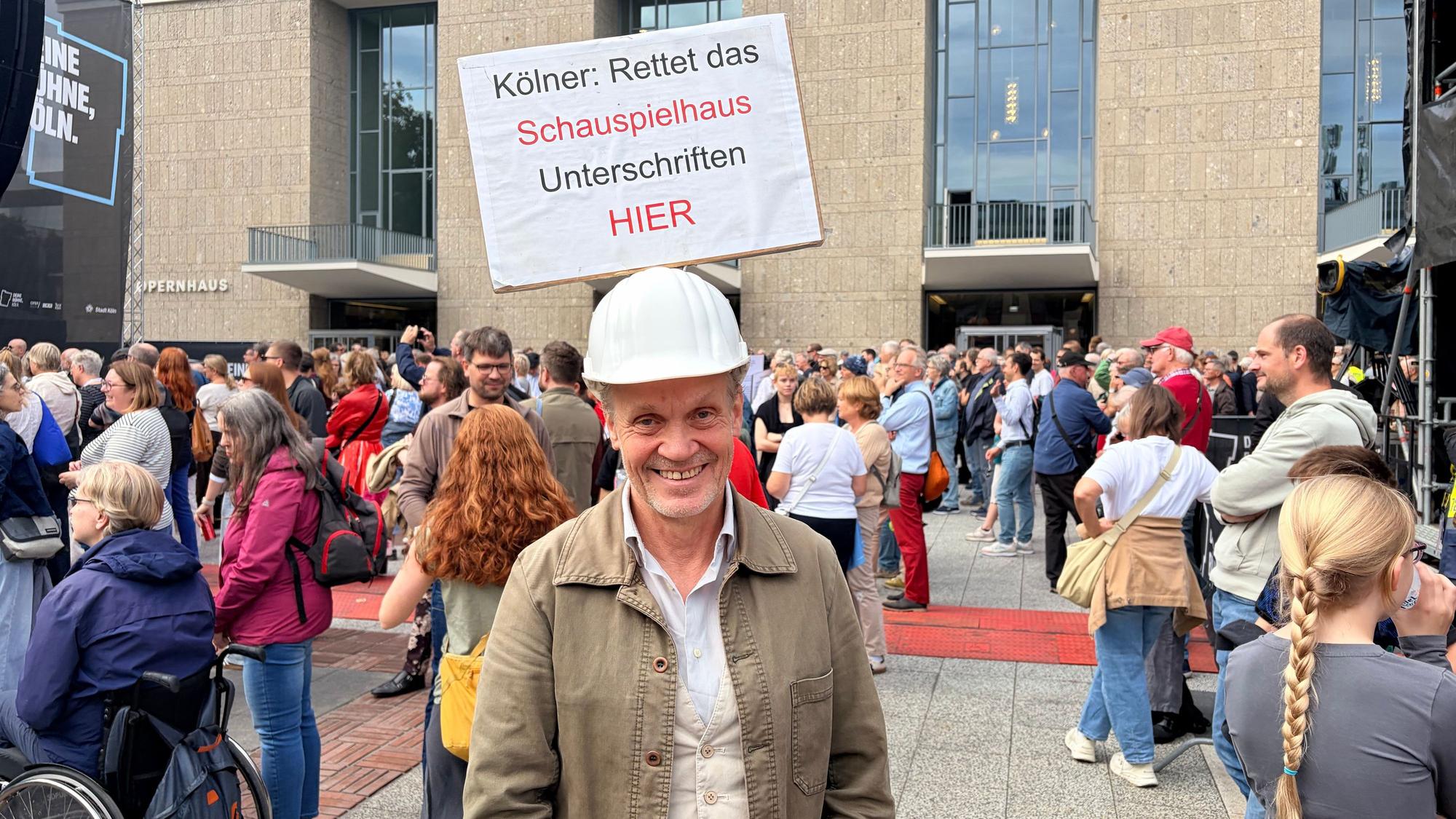 Jörg Jung, Sprecher der Initiative Mut zur Kultur. Mit diesem Helm hat er vor rund 15 Jahren für die Sanierung geworben.