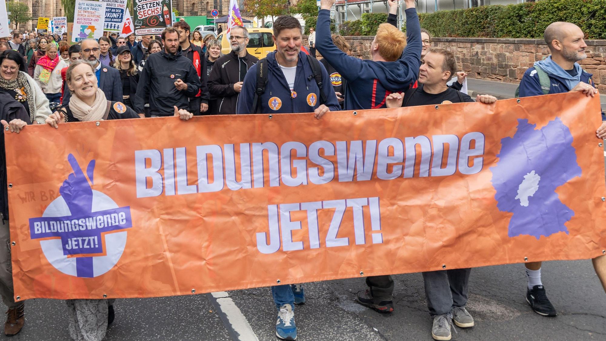 „Bildungswende jetzt!“ steht auf einem Banner beim bundesweiten Protesttag des Aktionsbündnisses. In Köln, Bielefeld, Bochum, Berlin, Potsdam, Halle, Marburg, Nürnberg und München waren Demonstrationen angemeldet.
