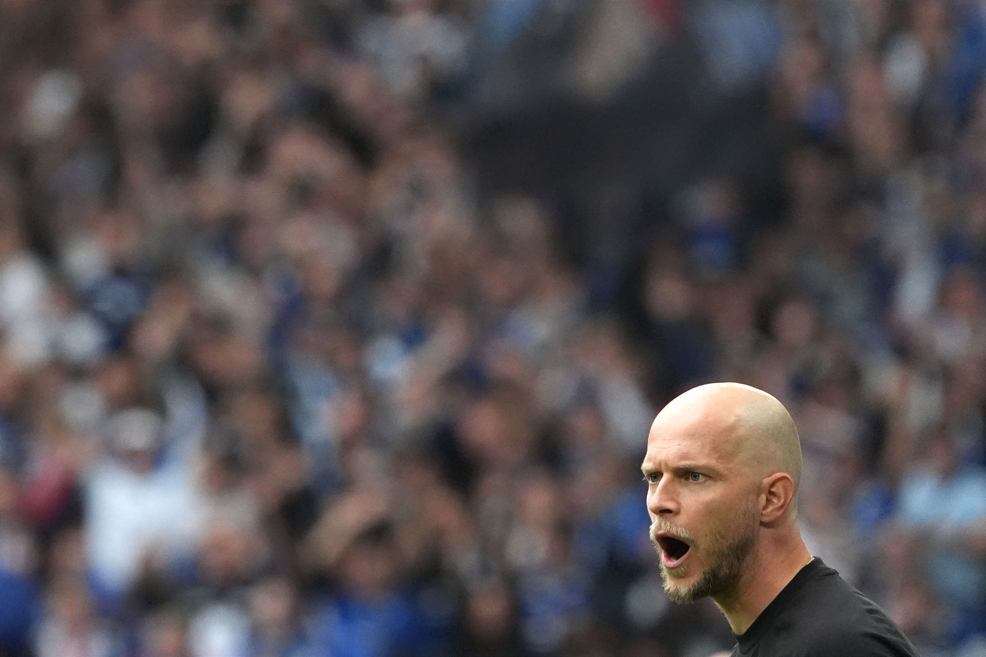René Wagner an der Seitenlinie während des Spiels beim Hamburger SV