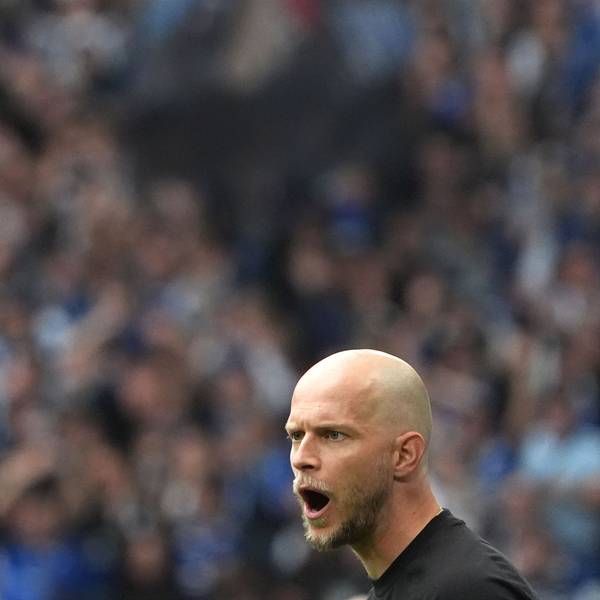 René Wagner an der Seitenlinie während des Spiels beim Hamburger SV