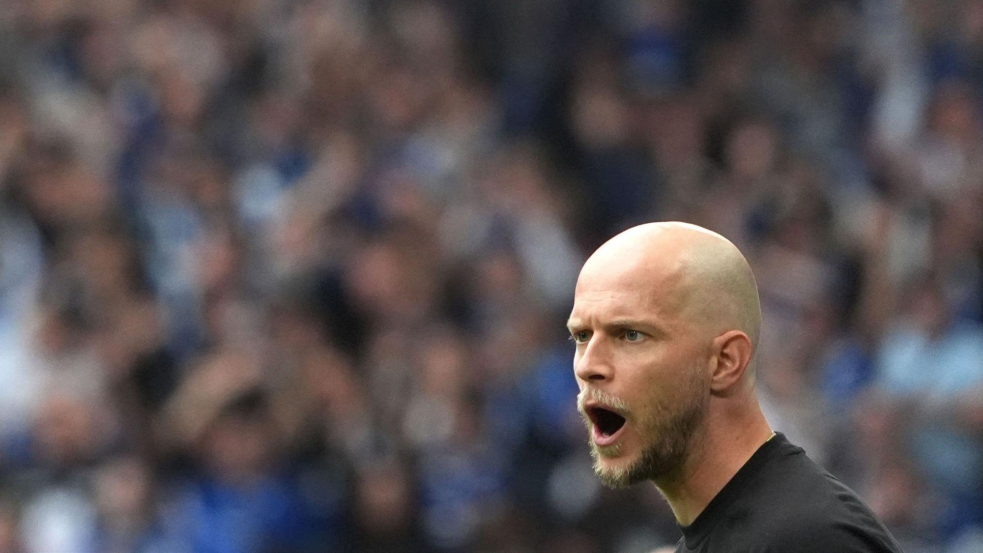 René Wagner an der Seitenlinie während des Spiels beim Hamburger SV
