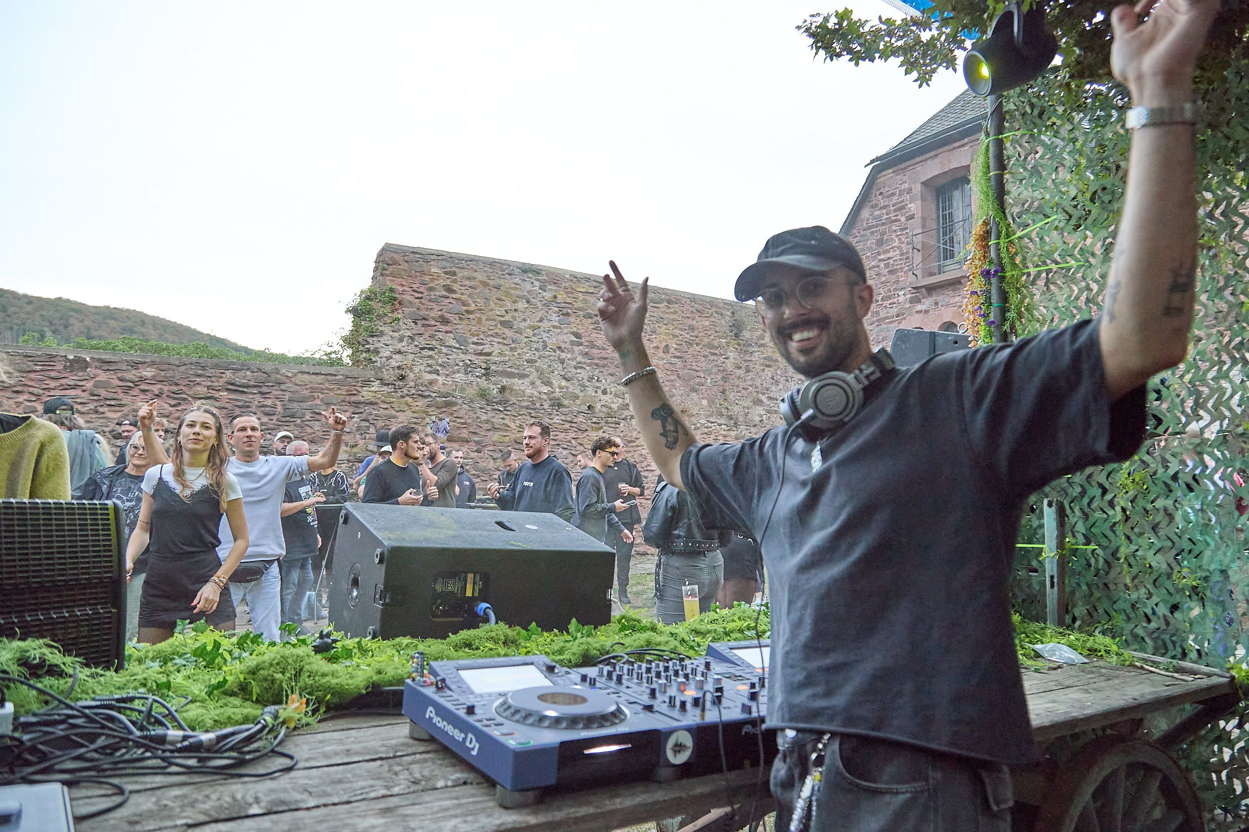 Das Bild zeigt den DJ, der mit erhobenen Armen in die Kamera schaut.