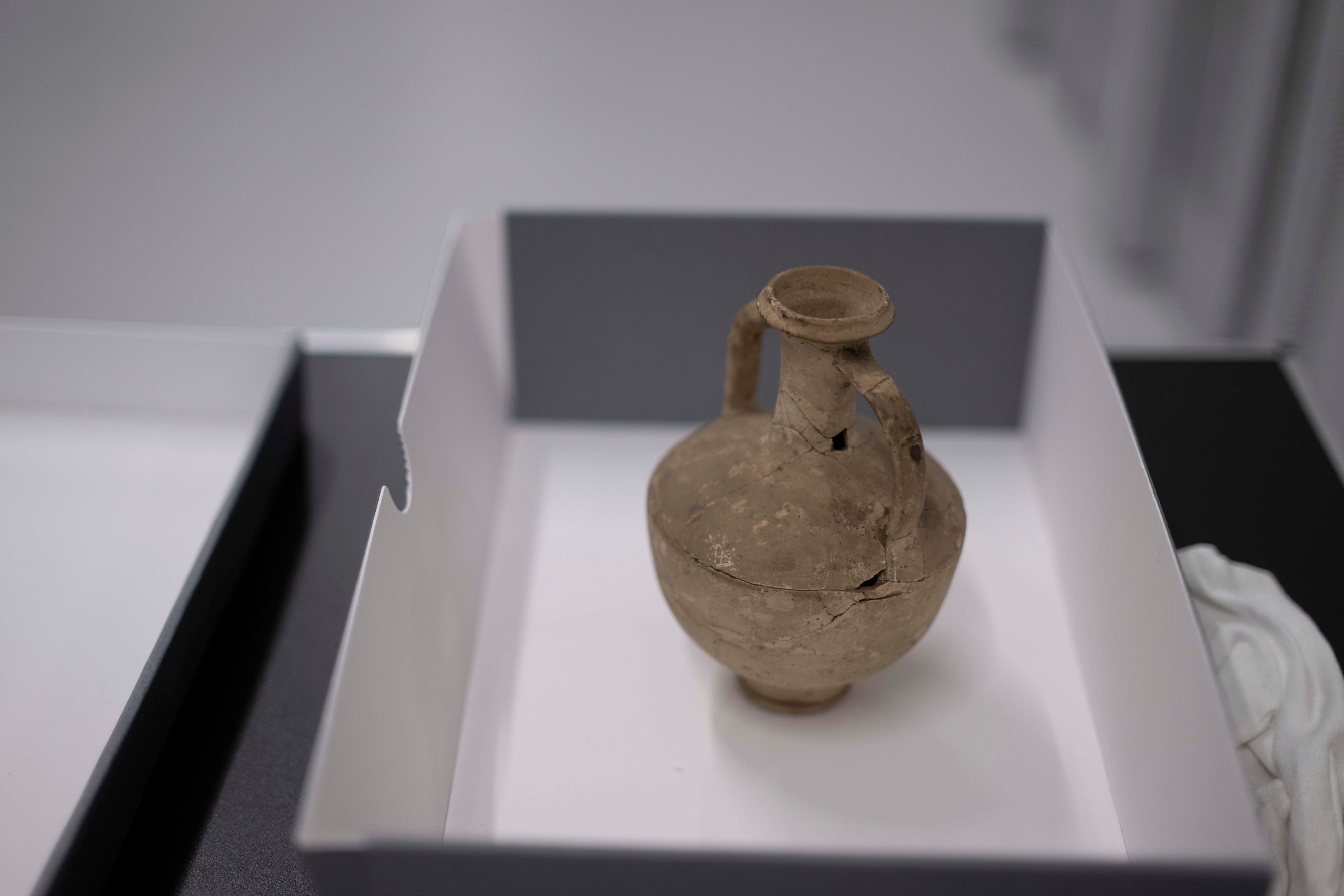 Das Bild zeigt die römische Vase, die im Bereich des Erftstadtions entdeckt worden ist.