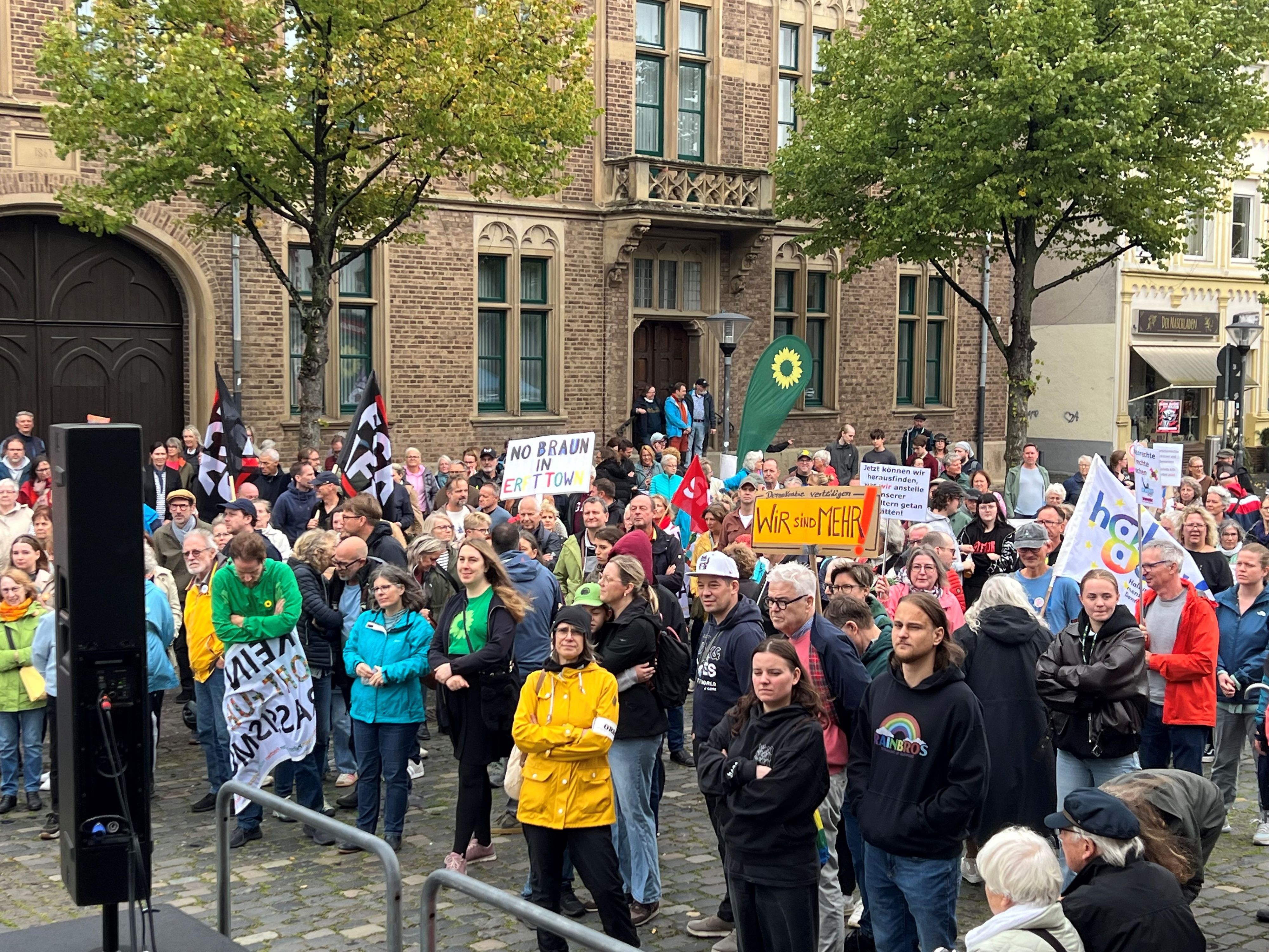 Zahlreiche Menschen demonstrierten in Erftstadt für ein Verbot der AfD.