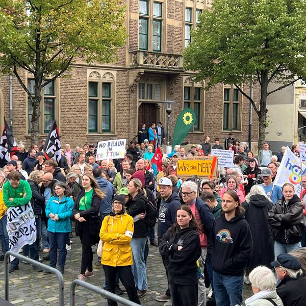 Zahlreiche Menschen demonstrierten in Erftstadt für ein Verbot der AfD.
