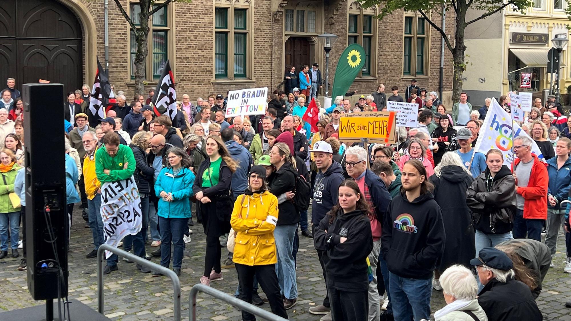 Zahlreiche Menschen demonstrierten in Erftstadt für ein Verbot der AfD.