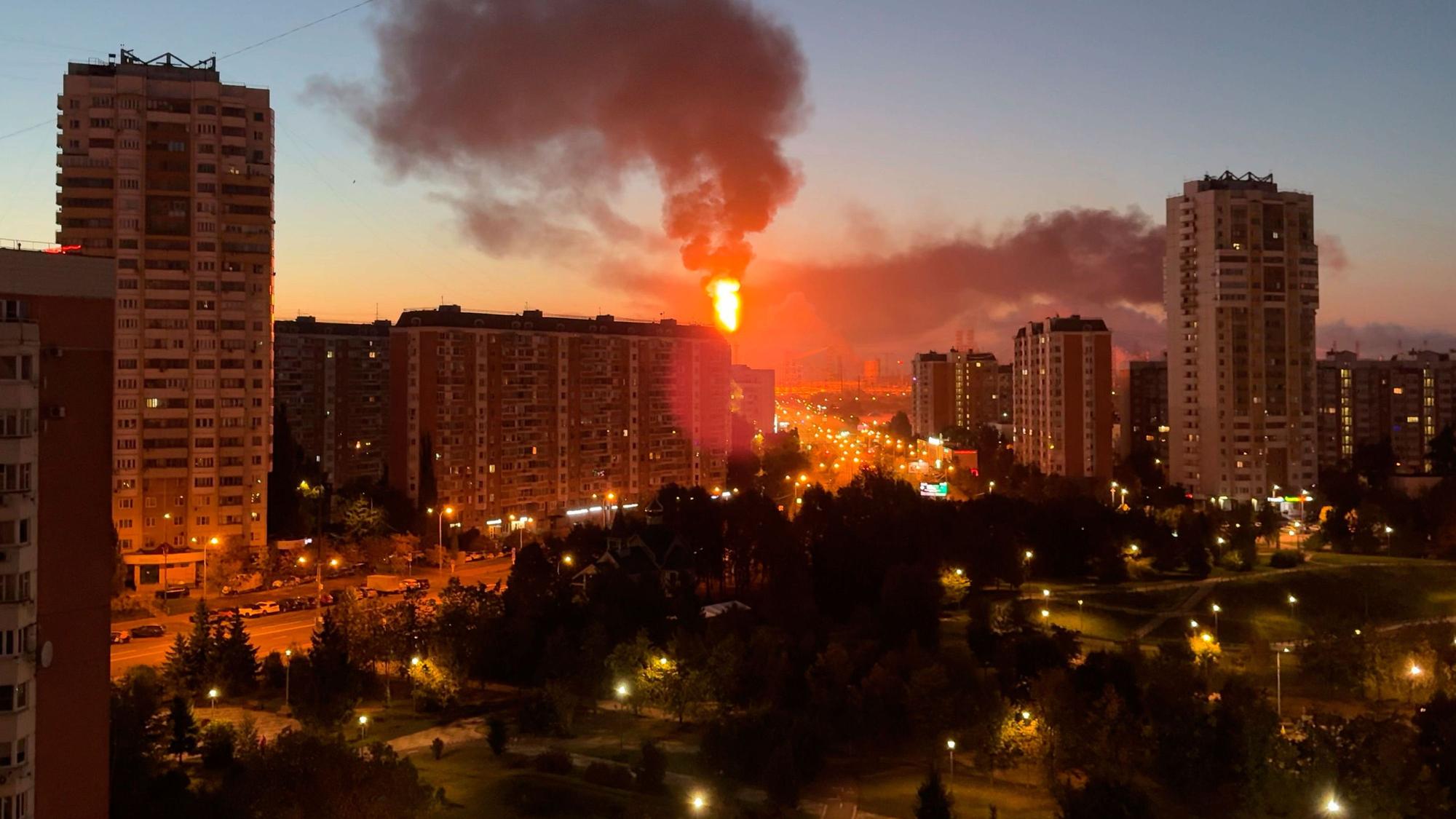 Nach einem ukrainischen Drohnenangriff sind Flammen und Rauch zu sehen, die aus der Moskauer Ölraffinerie im Südosten der Stadt aufsteigen.