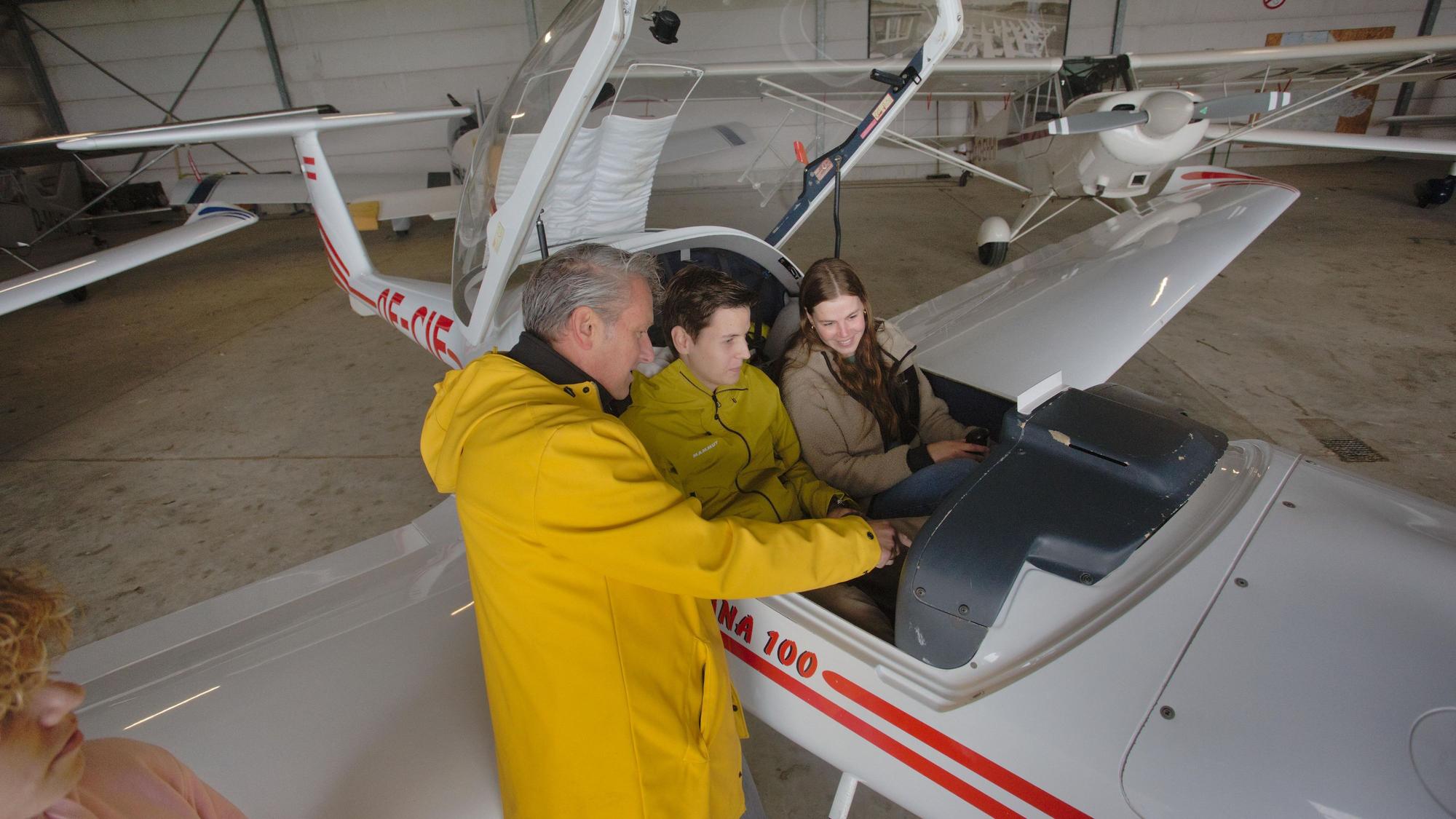 Martin Hisge erklärt Moritz Halking und Helene Iserlohe die Anzeige im Cockpit.