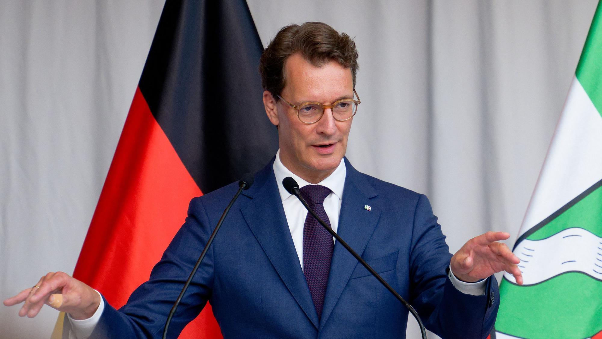 Hendrik Wüst (CDU), Ministerpräsident von Nordrhein-Westfalen, spricht bei einer Festveranstaltung zum 65. Jubiläum des Anwerbeabkommens mit der Türkei.