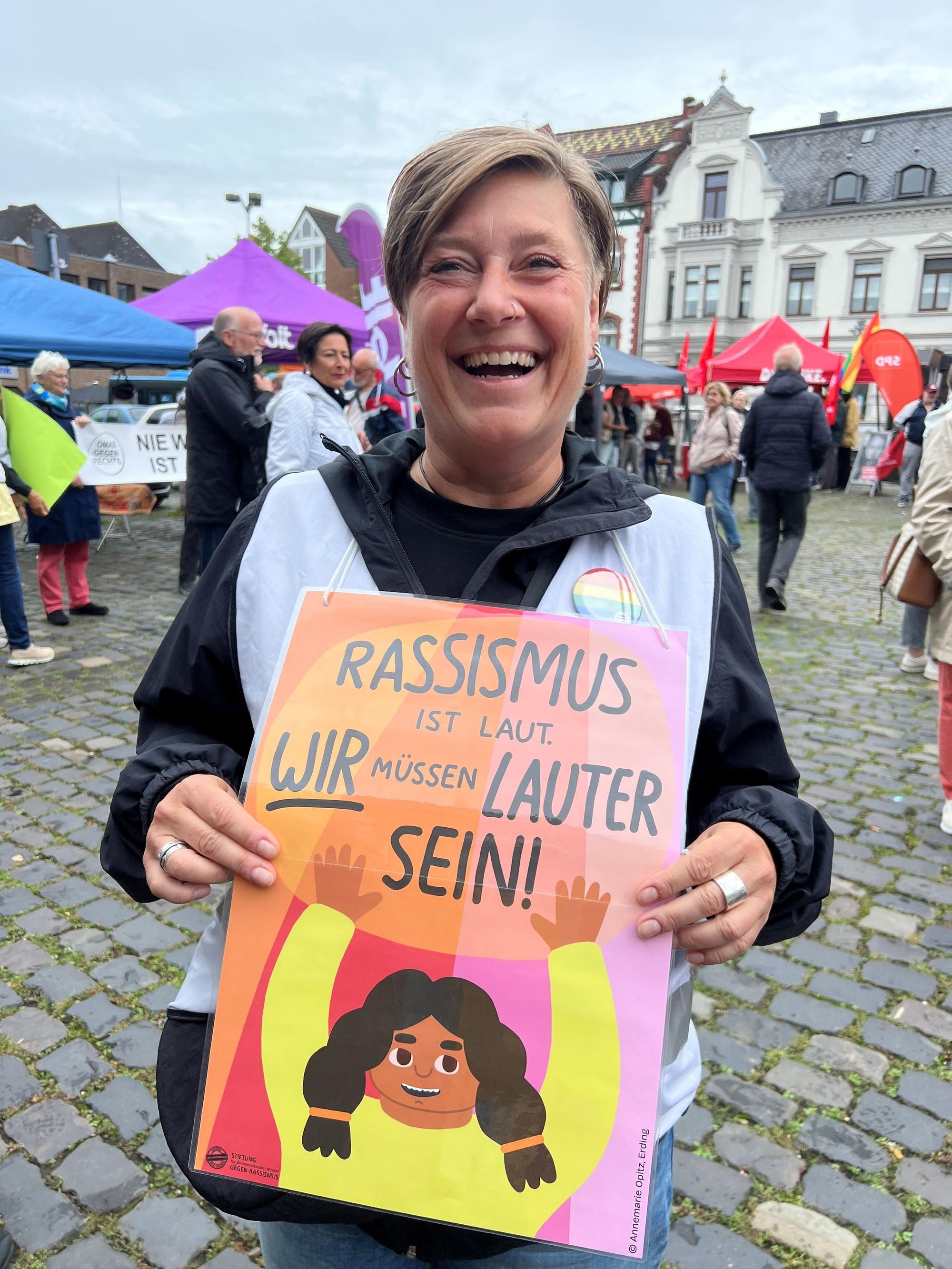 Teilnehmende wie diese Frau hielten Plakate mit klaren Forderungen hoch.