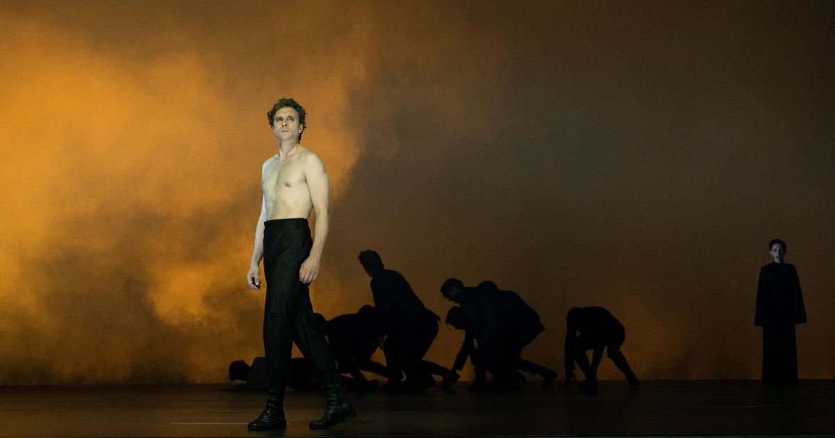 Schauspielhaus Düsseldorf: Vier Stunden lang dreht sich die Bühne dem Tod ...