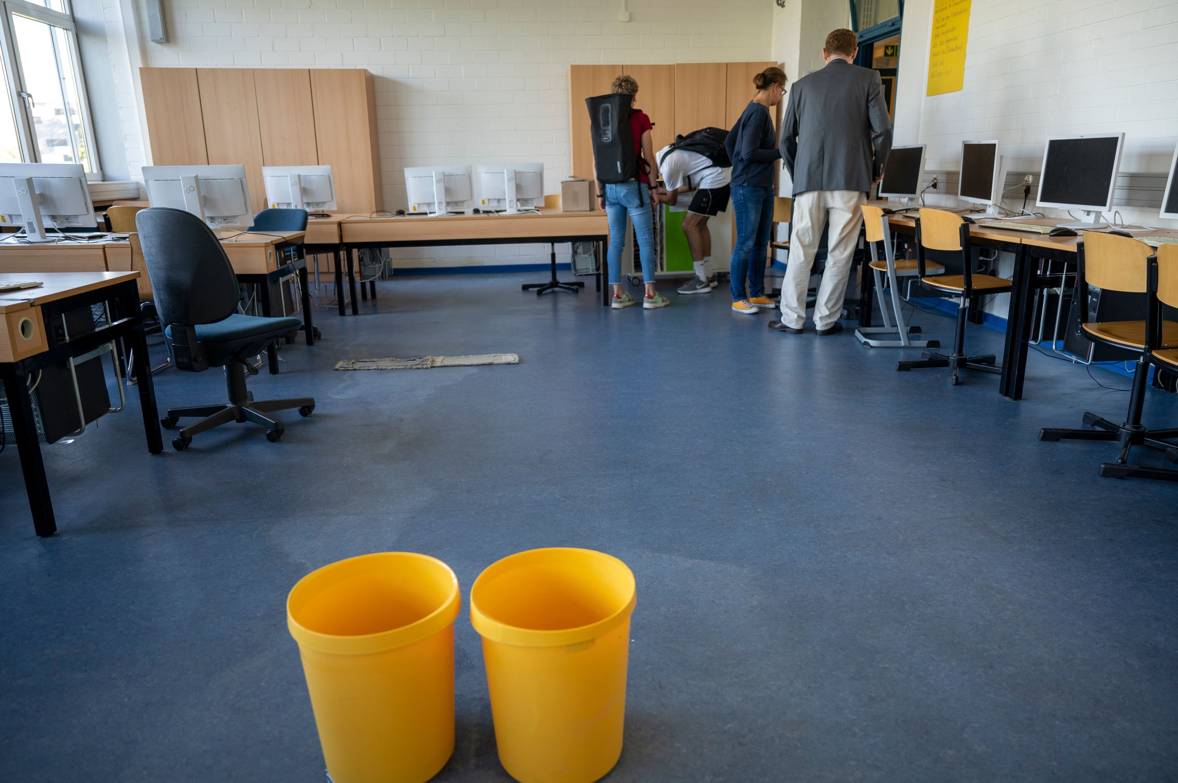 Durch die Decke tropft das Wasser - viele Schulen müssen dringend saniert werden.