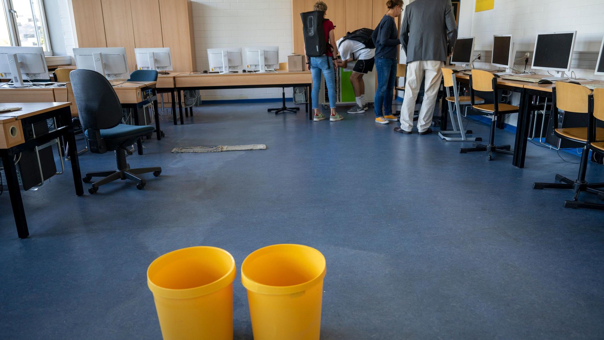 Durch die Decke tropft das Wasser - viele Schulen müssen dringend saniert werden.