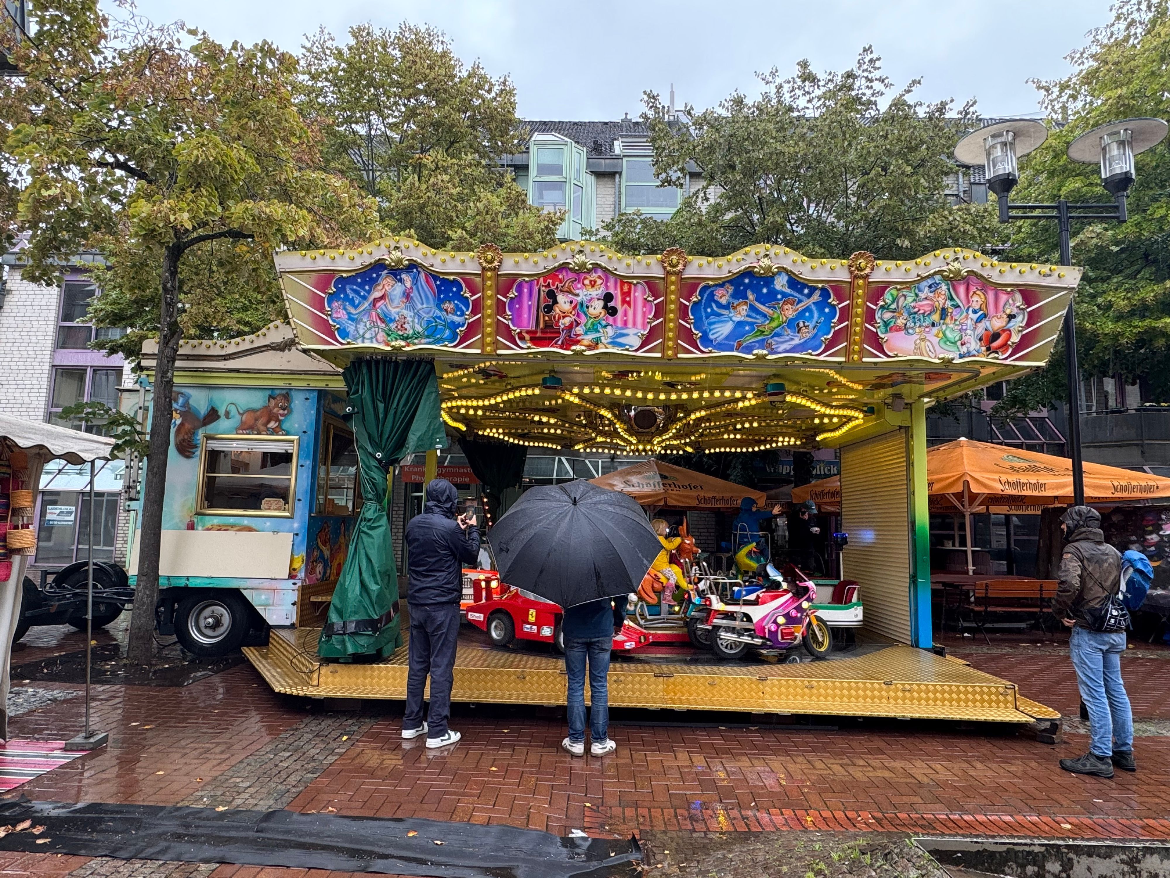 Vor einem Fahrgeschäft beim Stadtfest