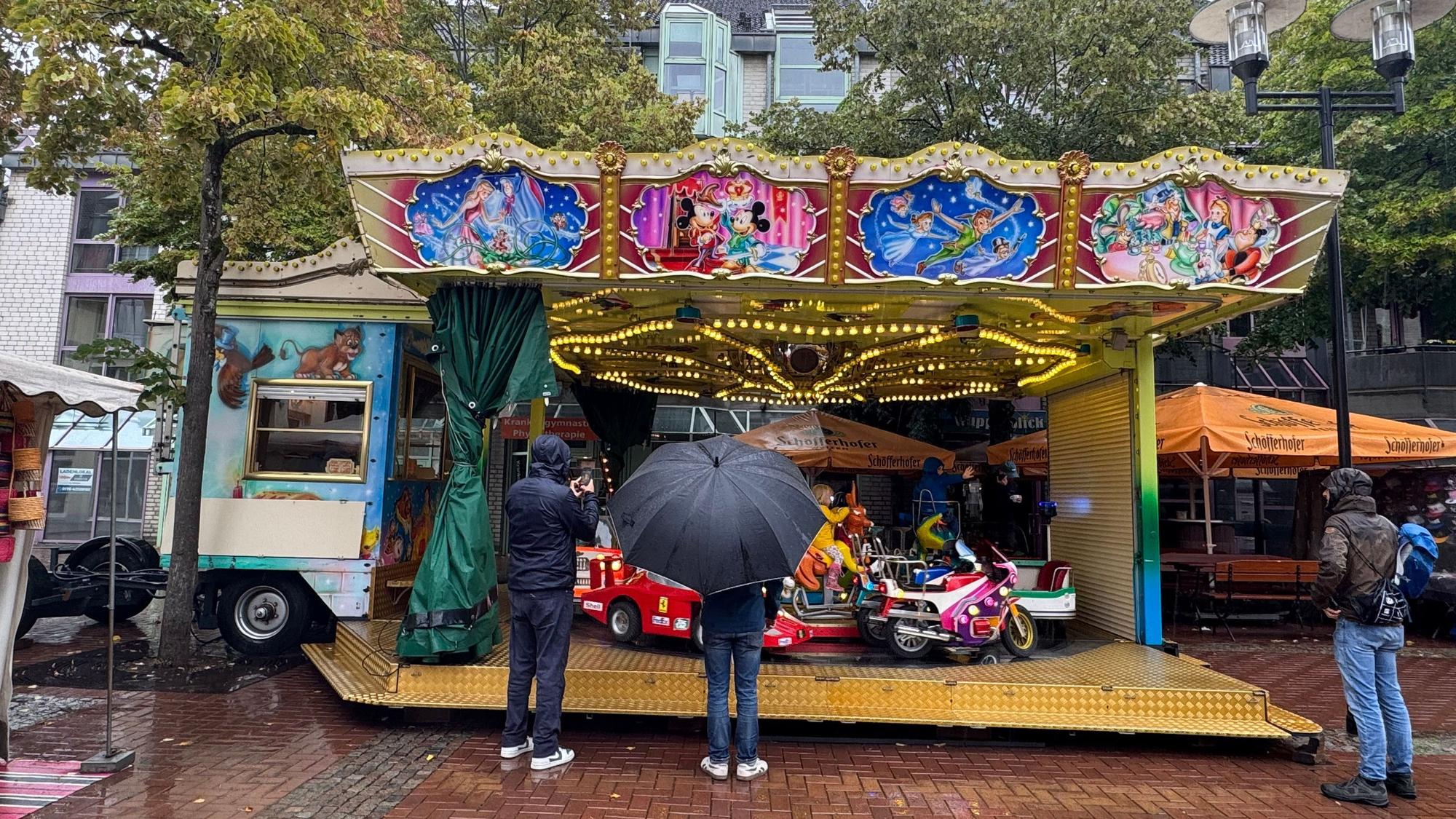 Vor einem Fahrgeschäft beim Stadtfest