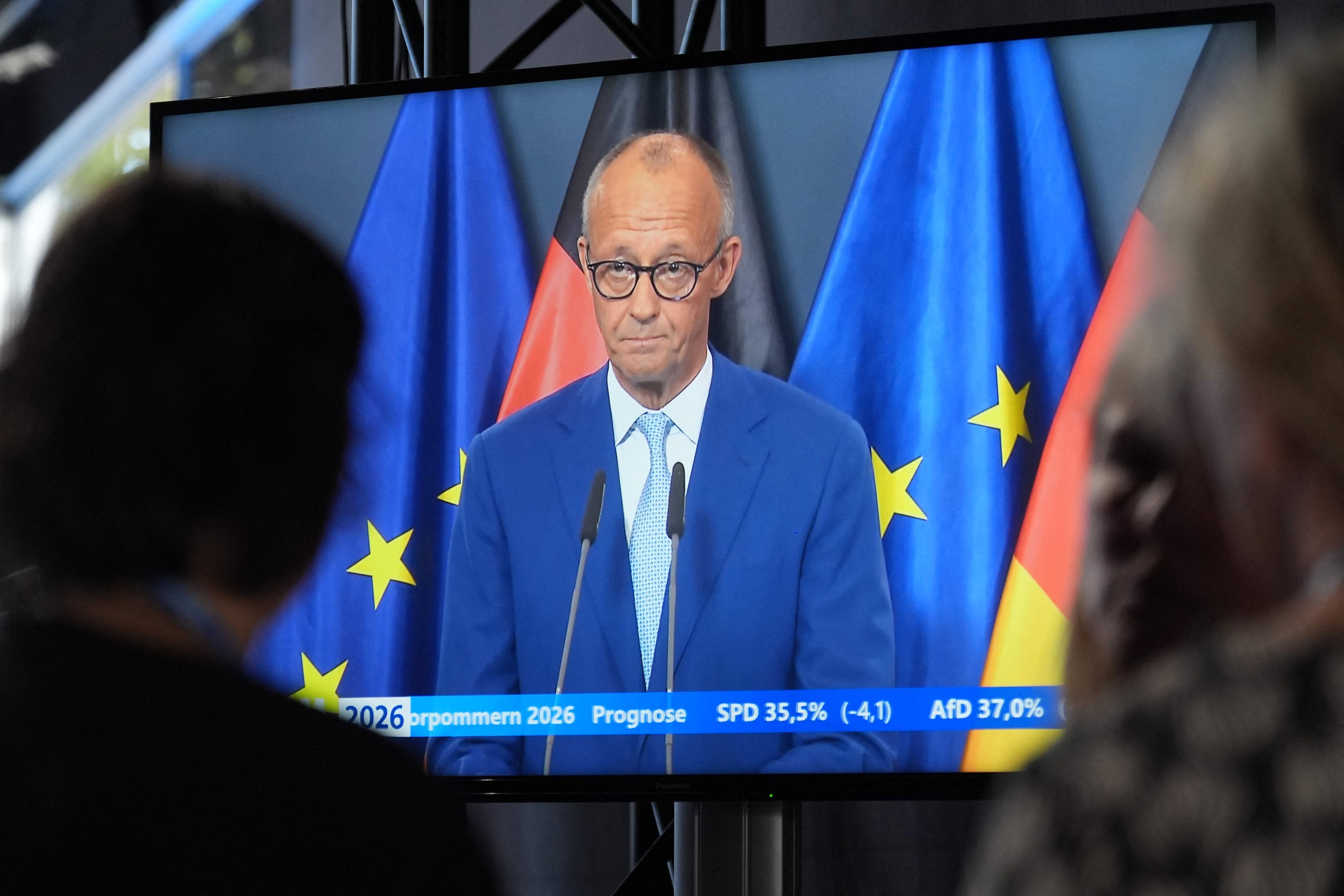 Bundeskanzler Friedrich Merz ist auf einem TV-Bildschirm zu sehen.