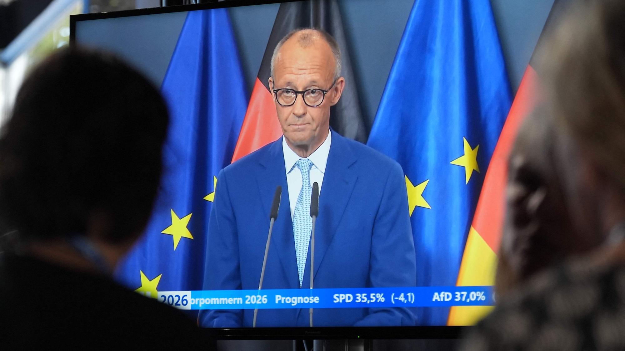 Bundeskanzler Friedrich Merz ist auf einem TV-Bildschirm zu sehen.
