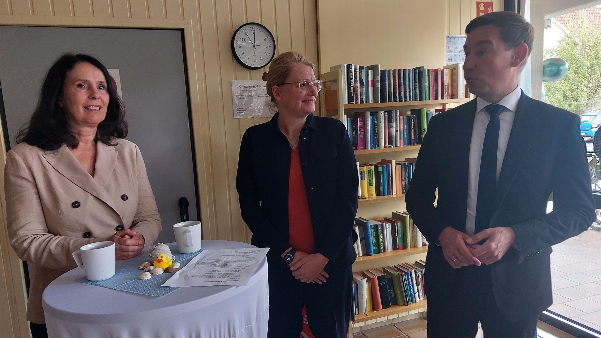 Die Bundestagsabgeordneten Elisabeth Winkelmeier-Becker und Sebastian Hartmann kamen zur Wiedereröffnung des Hallenbades in Windeck-Dattenfeld. In der Mitte Bürgermeisterin Alexandra Gauß.