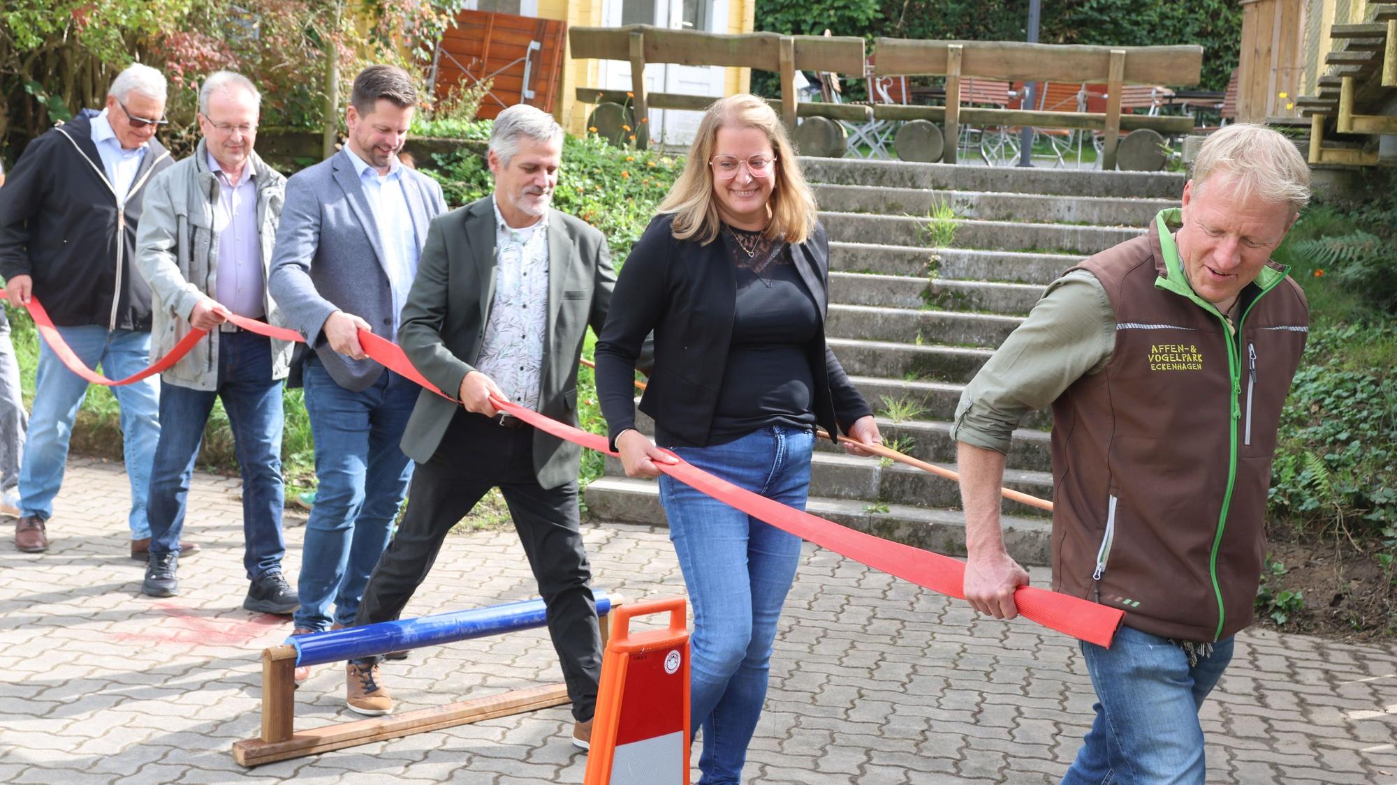 Harald Langusch (v.l.), Rüdiger Gennies, Jan Gutowski, Marc Zimmermann, Katja Wonneberger-Kühr und Ludger Schmidt versuchen sich als Tausendfüßler