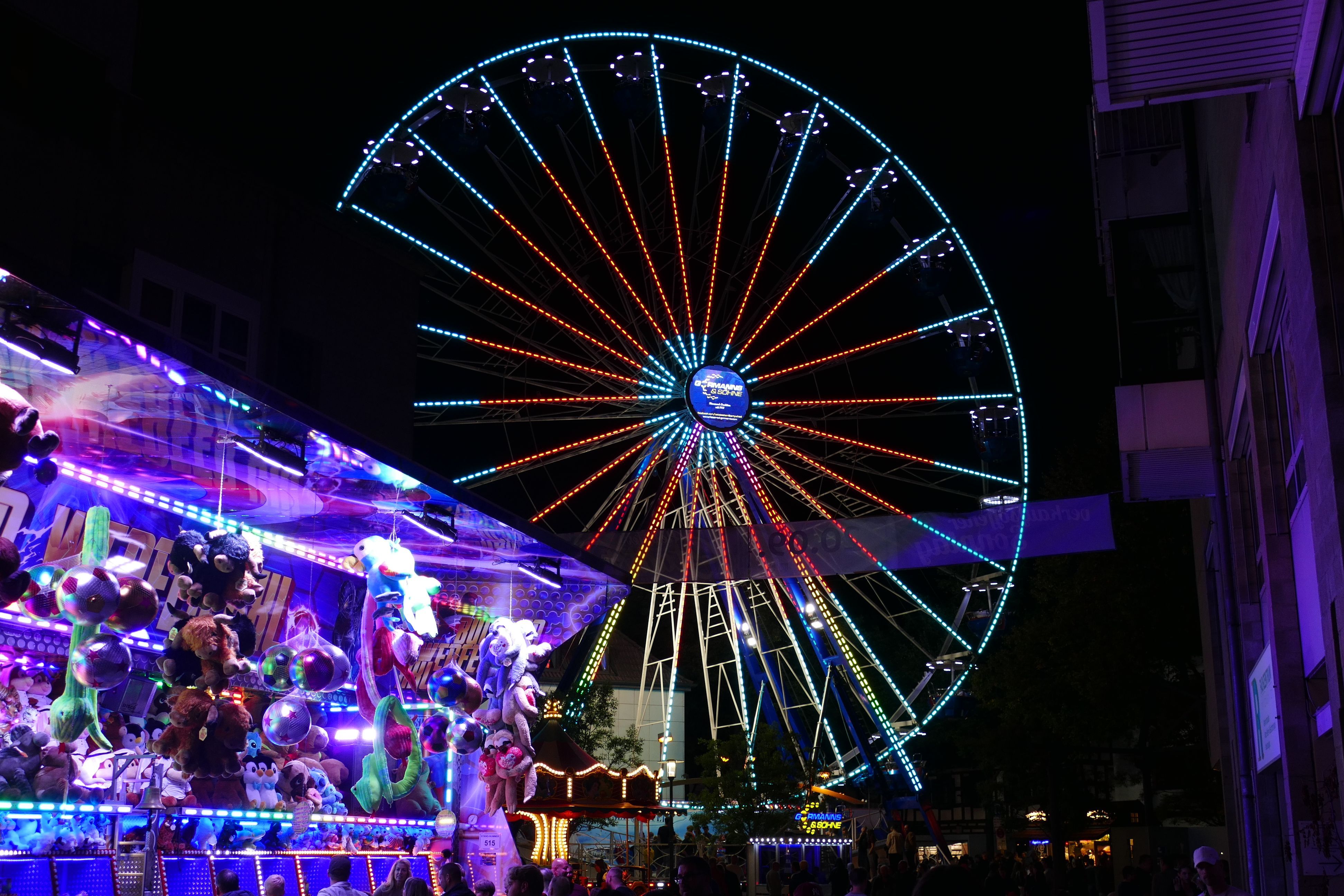 Bunt leuchtet das Riesenrad auf dem Stadtfest.