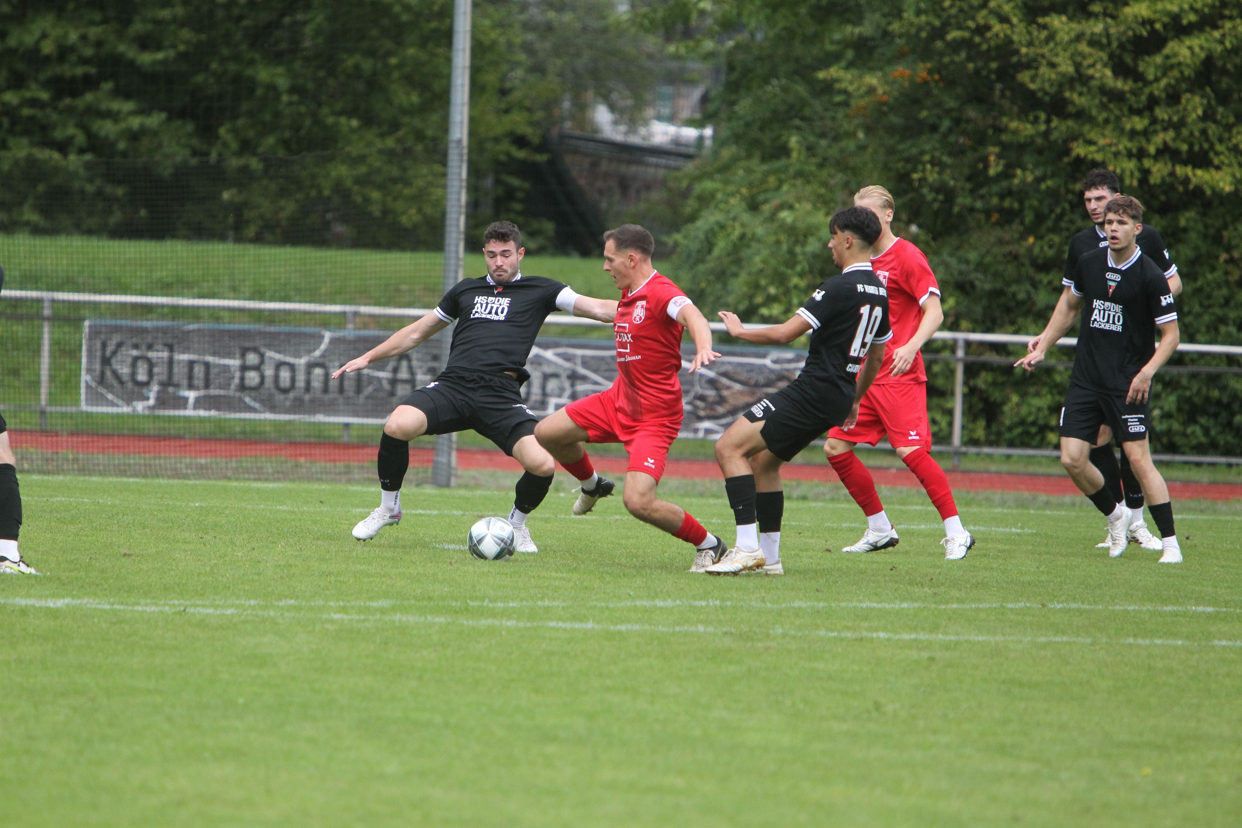 Der Hennefer Kapitän Ansgar Pflüger (am Ball) stemmt sich vergeblich gegen die drohende Niederlage.