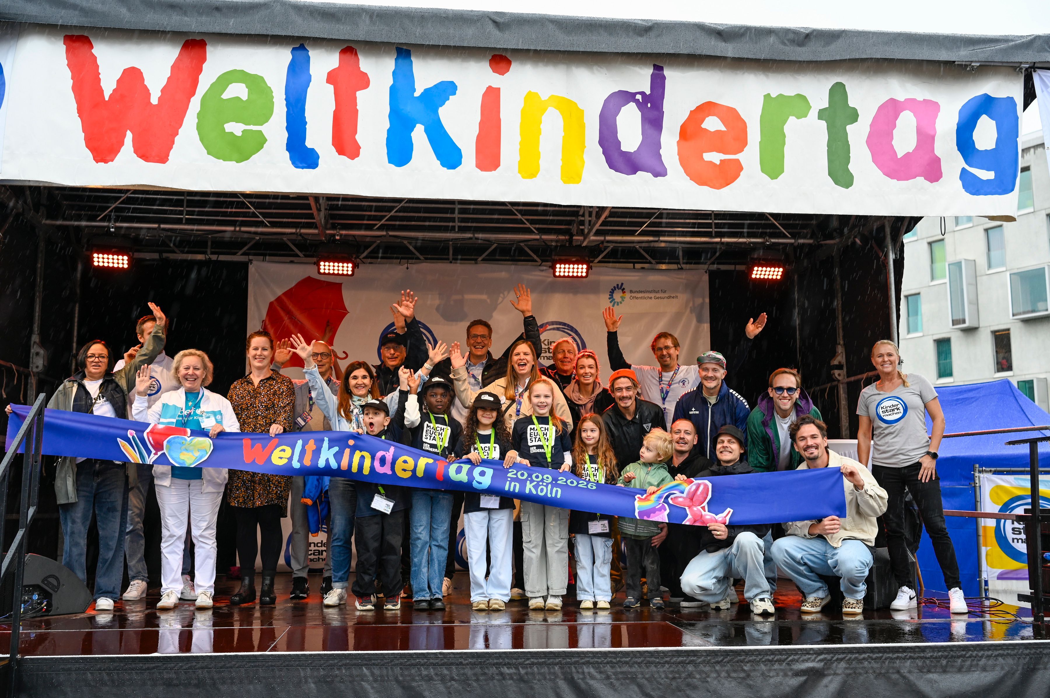 20.09.2026, Köln: Der Weltkindertag wird mit einem großen Familienfest im Rheinauhafen gefeiert. Das Wetter ist leider regnerisch und windig. Foto: Uwe Weiser
