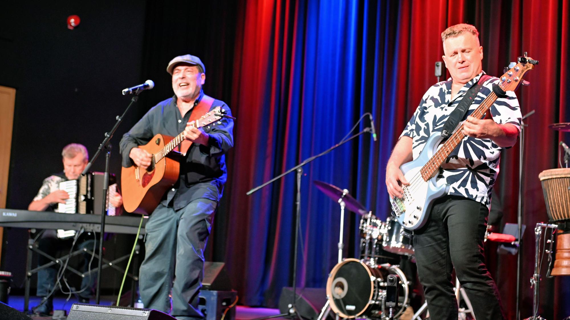 Die Band "Hopstopbanda" bei ihrem Auftritt in der Aula der Geschwister-Graf-Gesamtschule in Euskirchen.